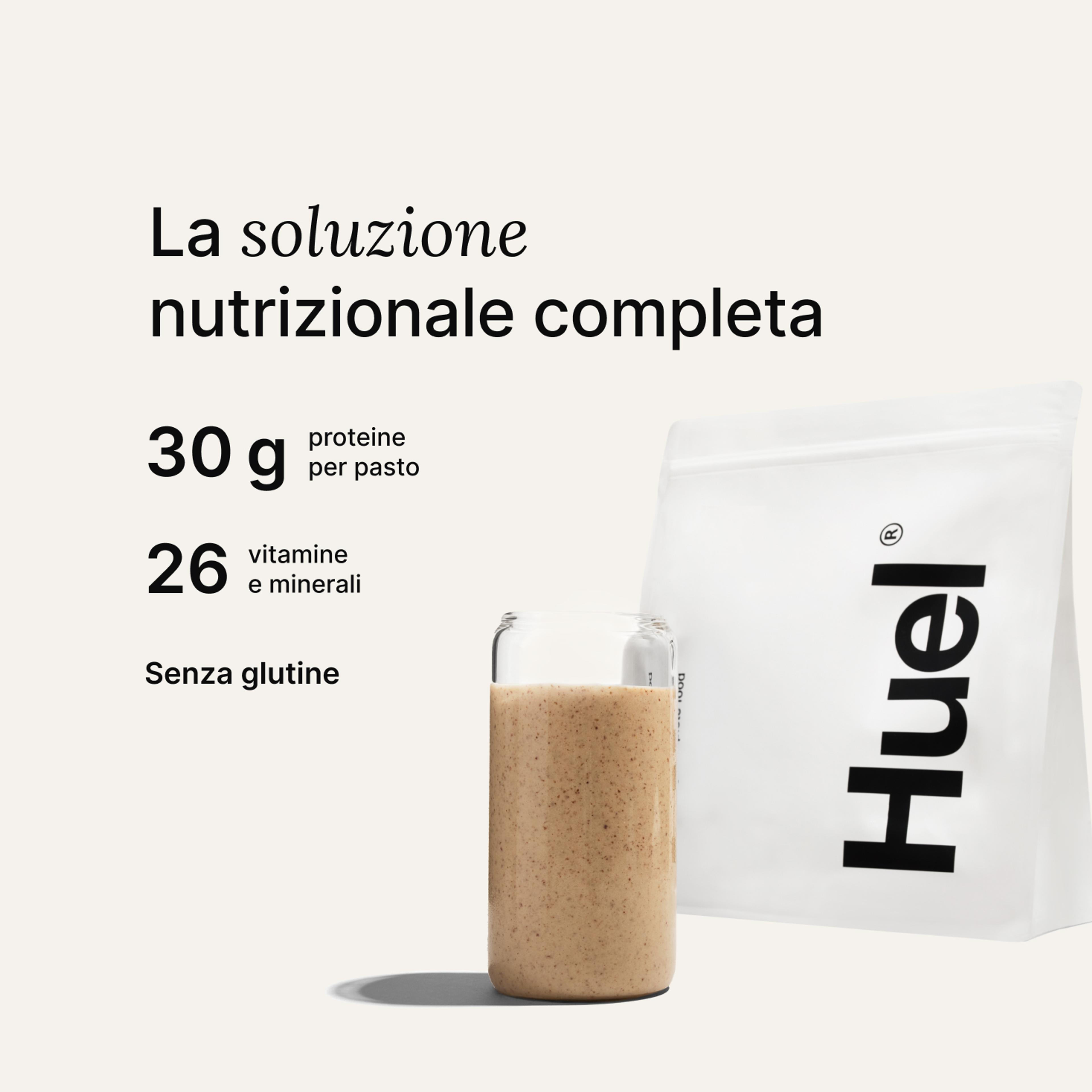 Una confezione di Huel Powder accanto a un bicchiere contenente una bevanda Huel su uno sfondo neutro