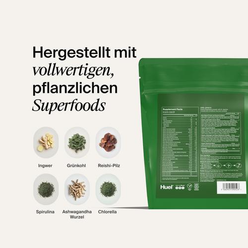 Eine Nahaufnahme von grünen Bläschen von Huel Daily Greens mit reflektierenden Oberflächen und dezenten Regenbogeneffekten.