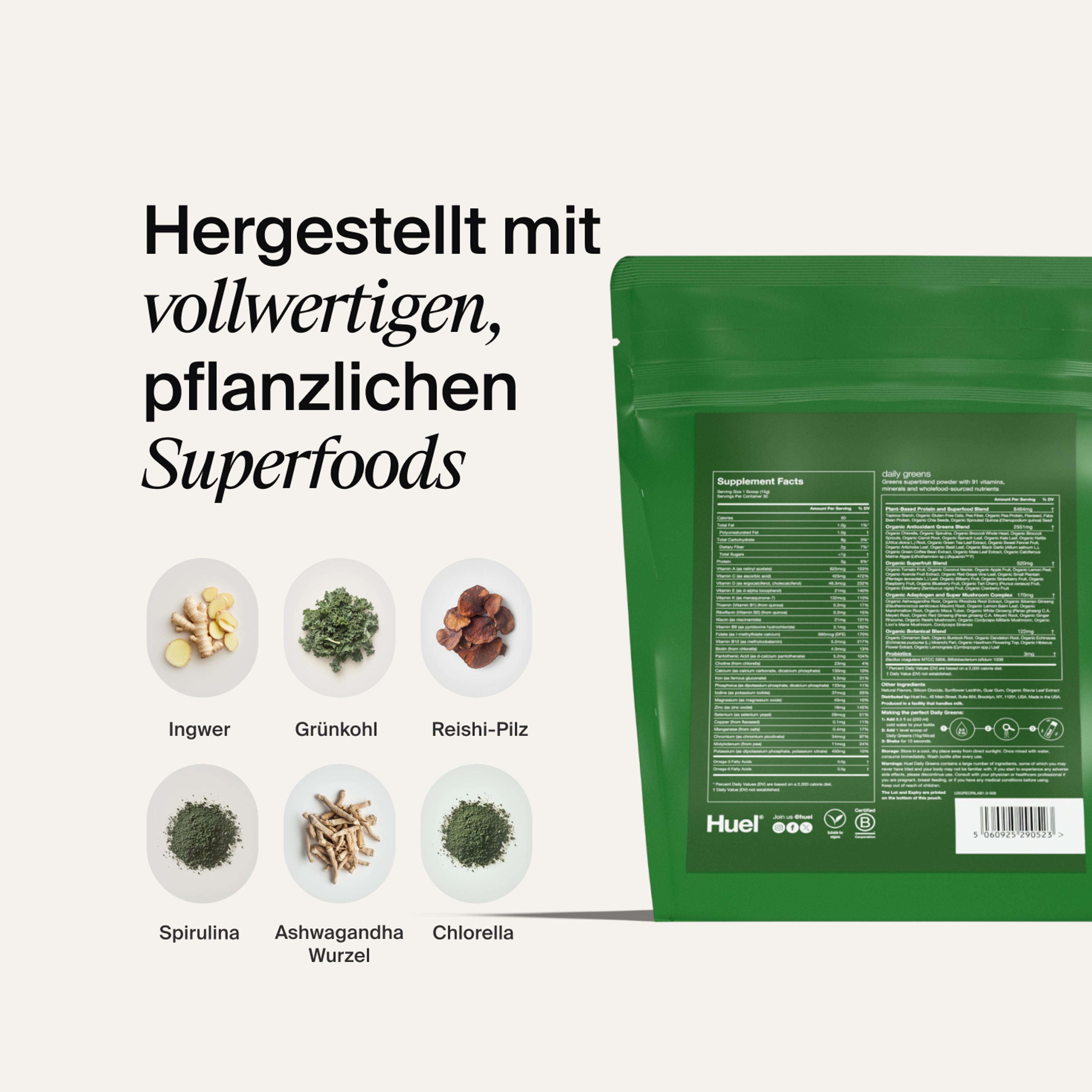 Eine Nahaufnahme von grünen Bläschen von Huel Daily Greens mit reflektierenden Oberflächen und dezenten Regenbogeneffekten.