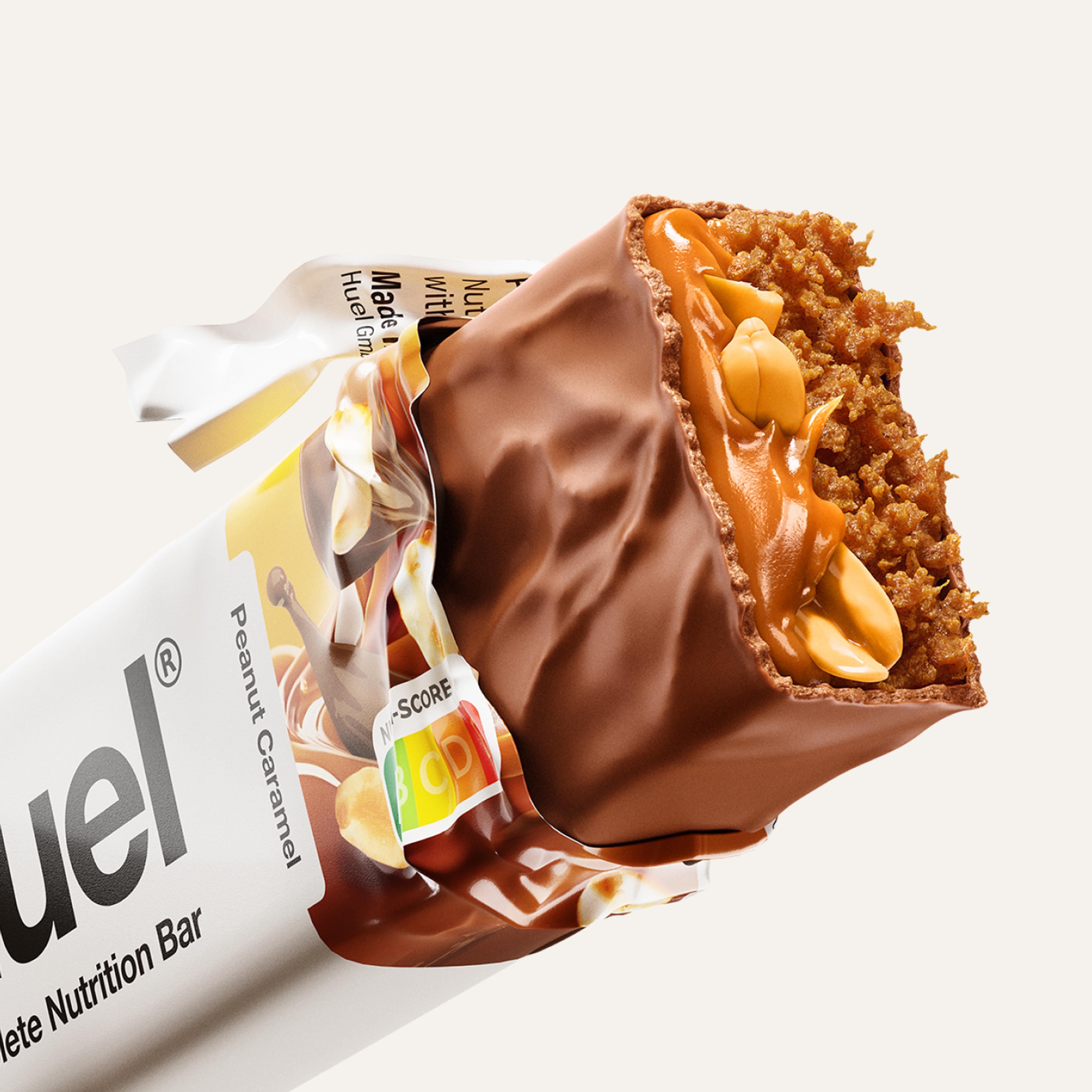 Nahaufnahme des Peanut Caramel Complete Nutrition Riegels mit Nutriscore 