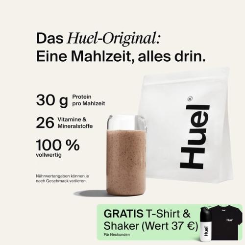 Ein Beutel Huel Pulver neben einem Glas mit einem Huel Drink vor einem neutralem Hintergrund