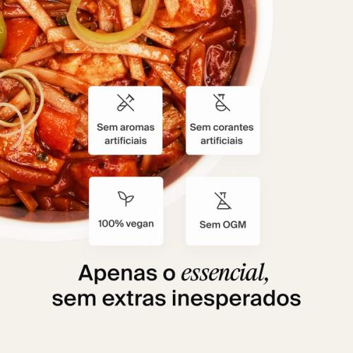 Close-up do recipiente de noodles Huel Spicy Korean BBQ, com destaques que explicam os benefícios nutricionais. 