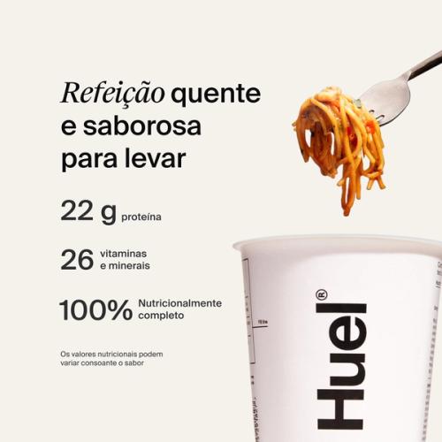 recipiente branco de Hot & Savoury com noodles picantes num garfo, sobre um fundo de cor neutra