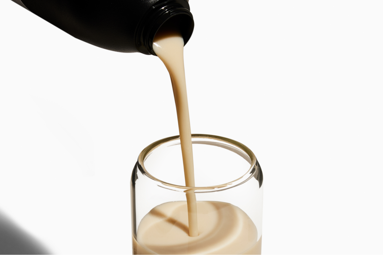 Complete Protein wird in ein Glas gegossen