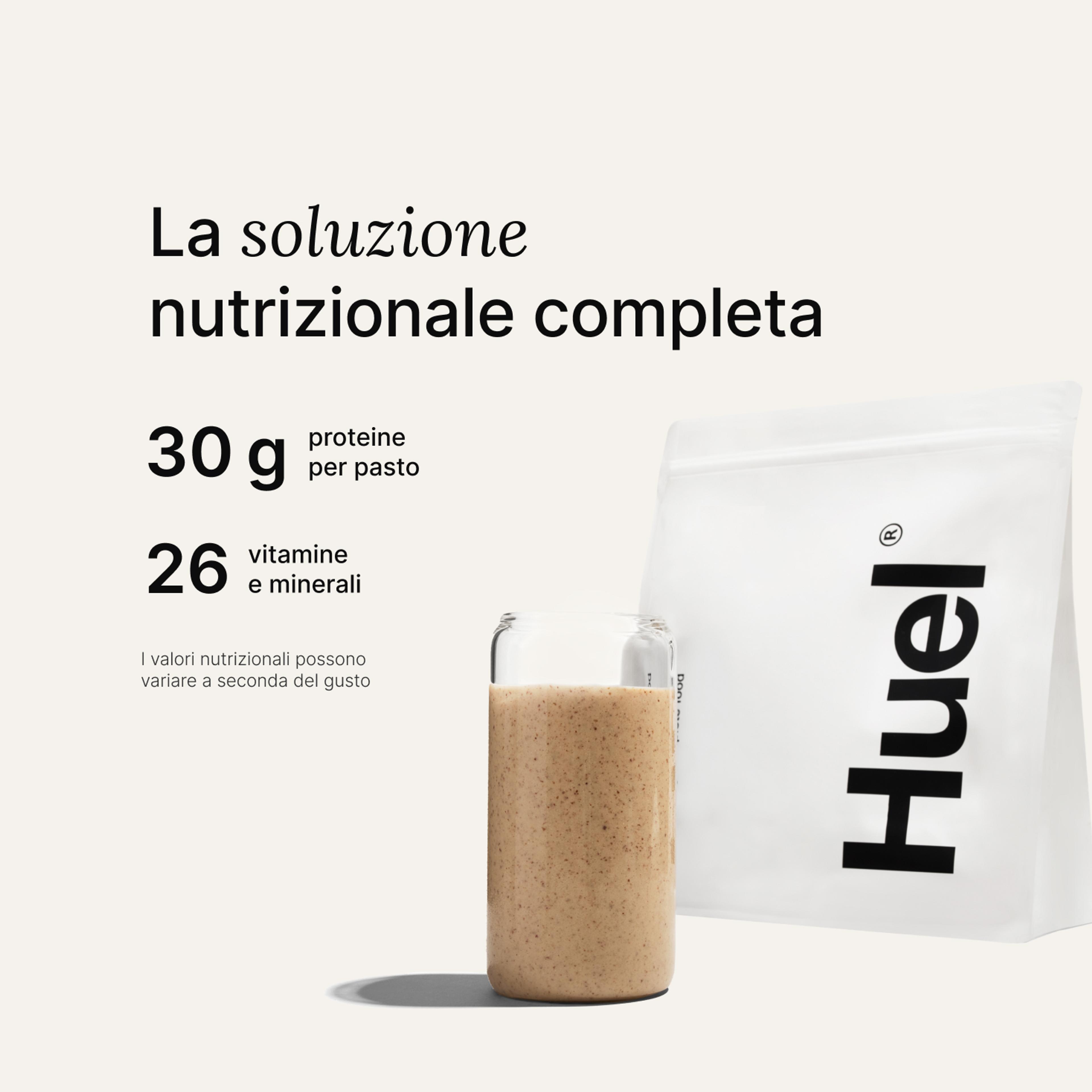Una confezione di Huel Powder accanto a un bicchiere contenente una bevanda Huel su uno sfondo neutro