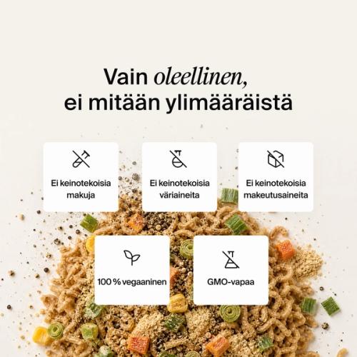 Kuivatut vihannekset, yrtit ja nuudelit sekoitettuna neutraalilla taustalla.