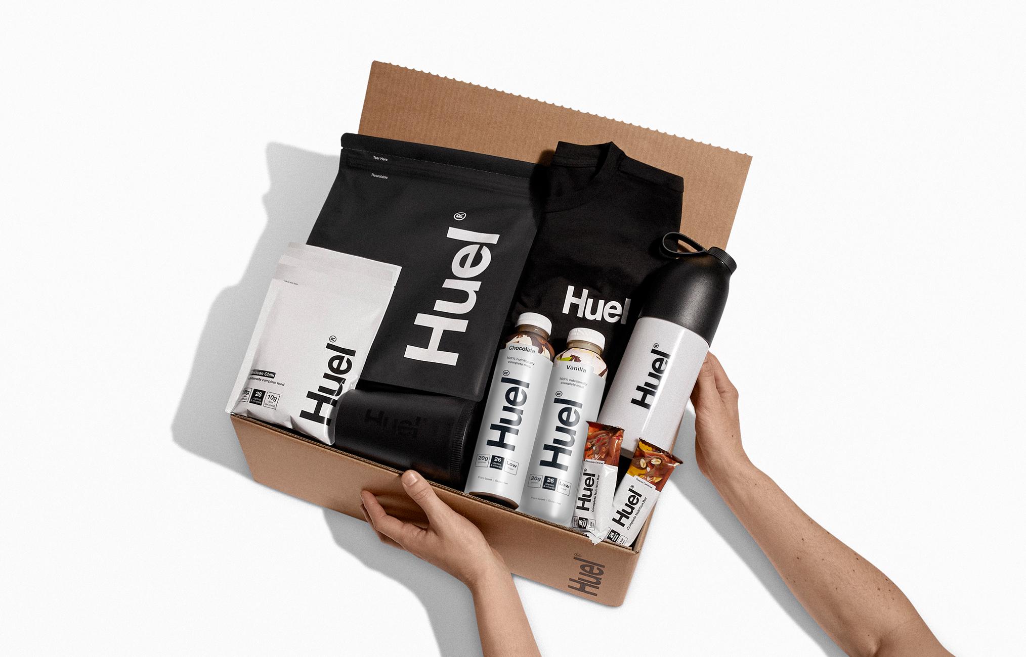Asortyment produktów Huel – od wegańskich dań instant, przez koktajle w proszku zastępujące posiłek, aż po wysokobiałkowe gotowe napoje Ready-to-drink.