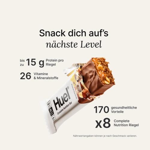 Huel Complete Protein Riegel mit aufgerissener Hülle auf einem neutralen Farbhintergrund
