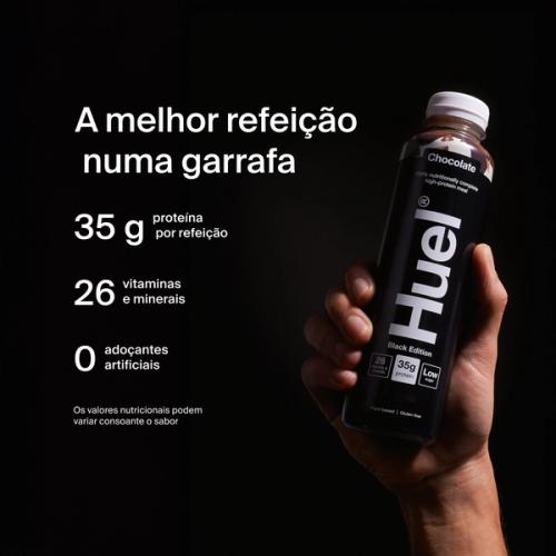 uma mão a segurar uma garrafa de Huel RTD com os principais benefícios escritos ao lado