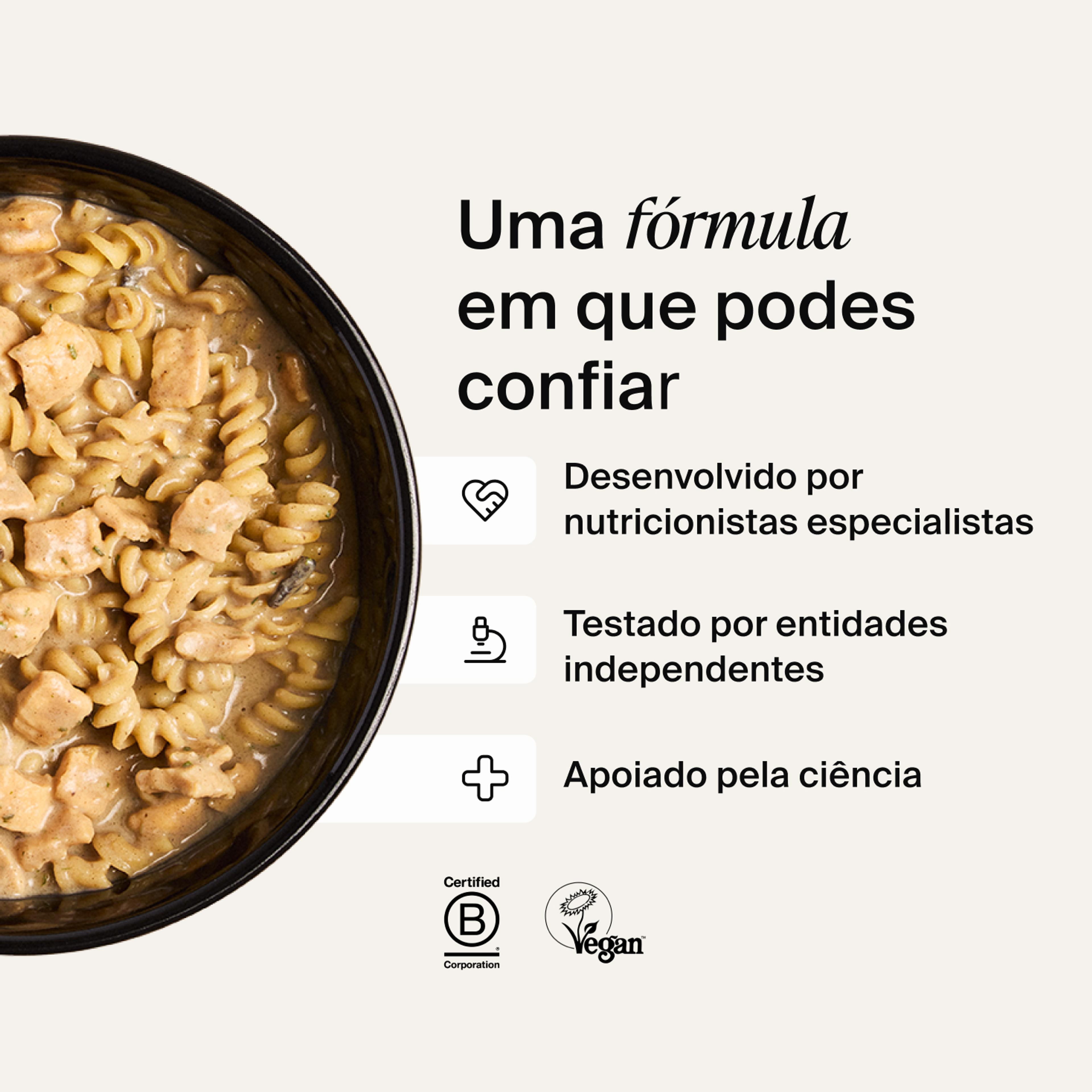 Uma tigela de Huel Hot & Savoury com chili fresco e coentros num fundo neutro