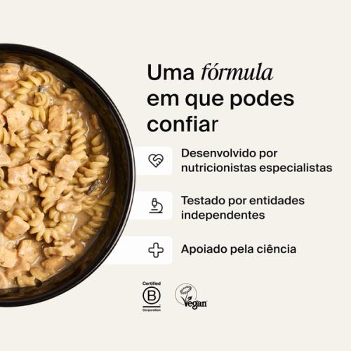 Uma tigela de Huel Hot & Savoury com chili fresco e coentros num fundo neutro
