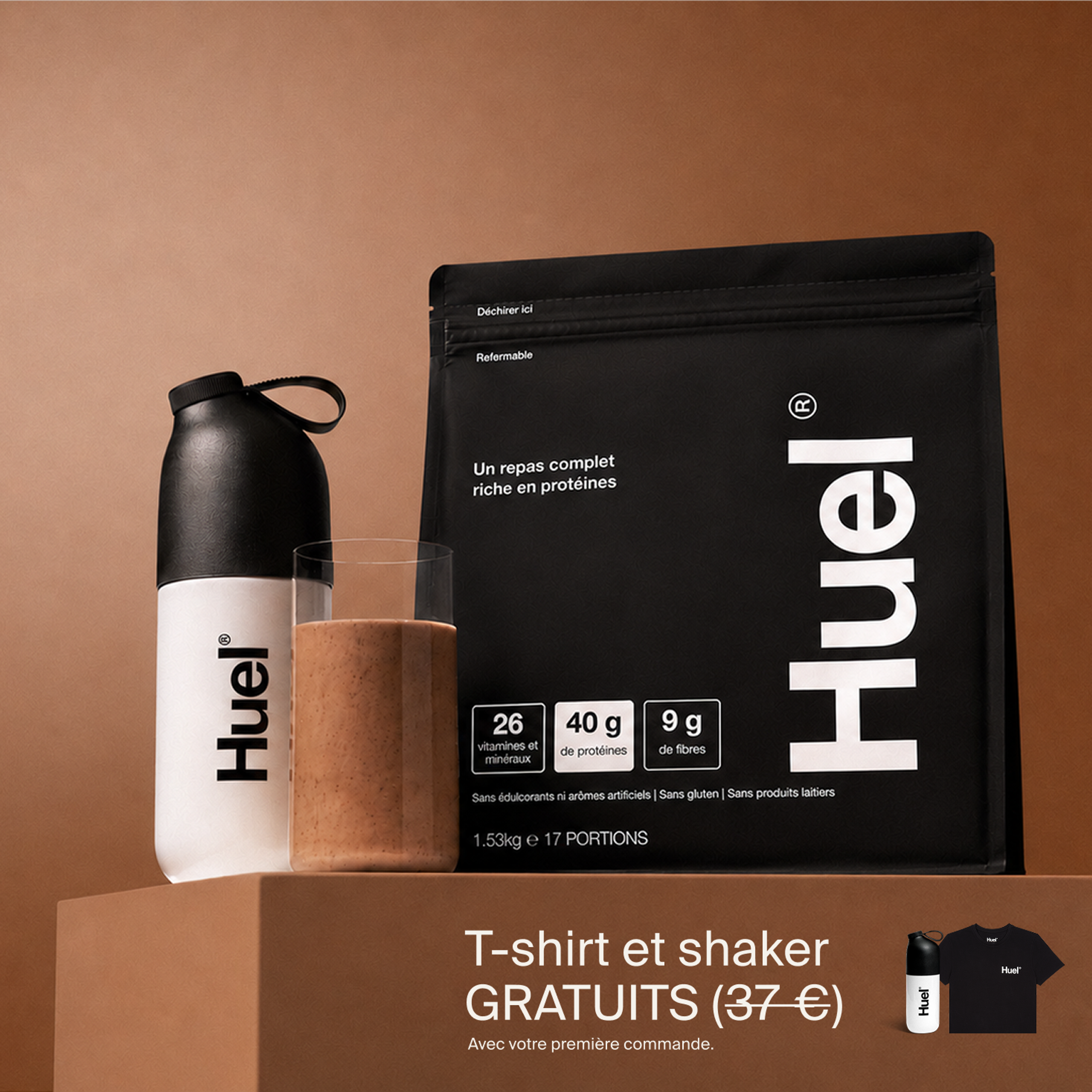 Un sachet noir de poudre Huel est présenté à côté d’un verre de boisson et d’une bouteille Huel sur un socle brun, avec un texte en français annonçant un T-shirt et un shaker offerts avec une première commande.