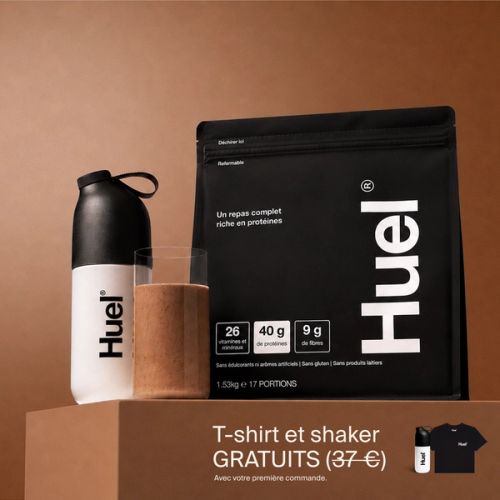 Un sachet noir de poudre Huel est présenté à côté d’un verre de boisson et d’une bouteille Huel sur un socle brun, avec un texte en français annonçant un T-shirt et un shaker offerts avec une première commande.