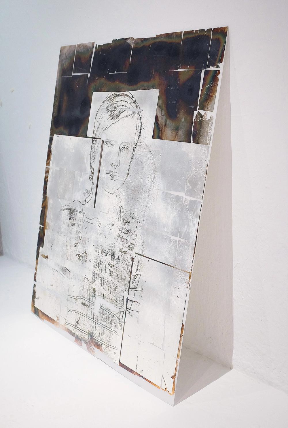 Photograph of the artwork o.T., 2018, silk screen print on silver-coated glass, 73×87cm