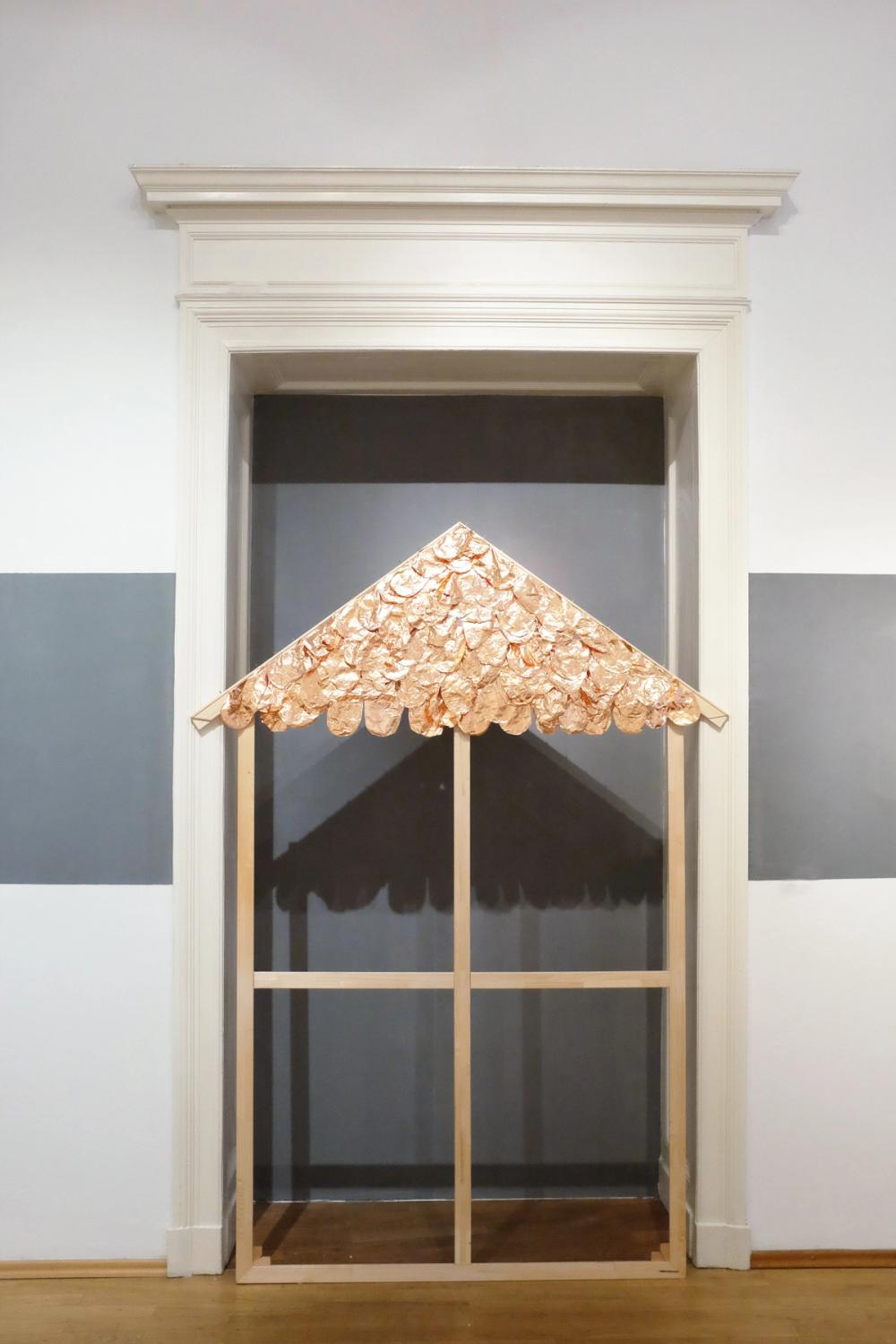Photograph of the artwork ”roof on fire”, 2017, copper leaf, wire wood, 200×150 cm