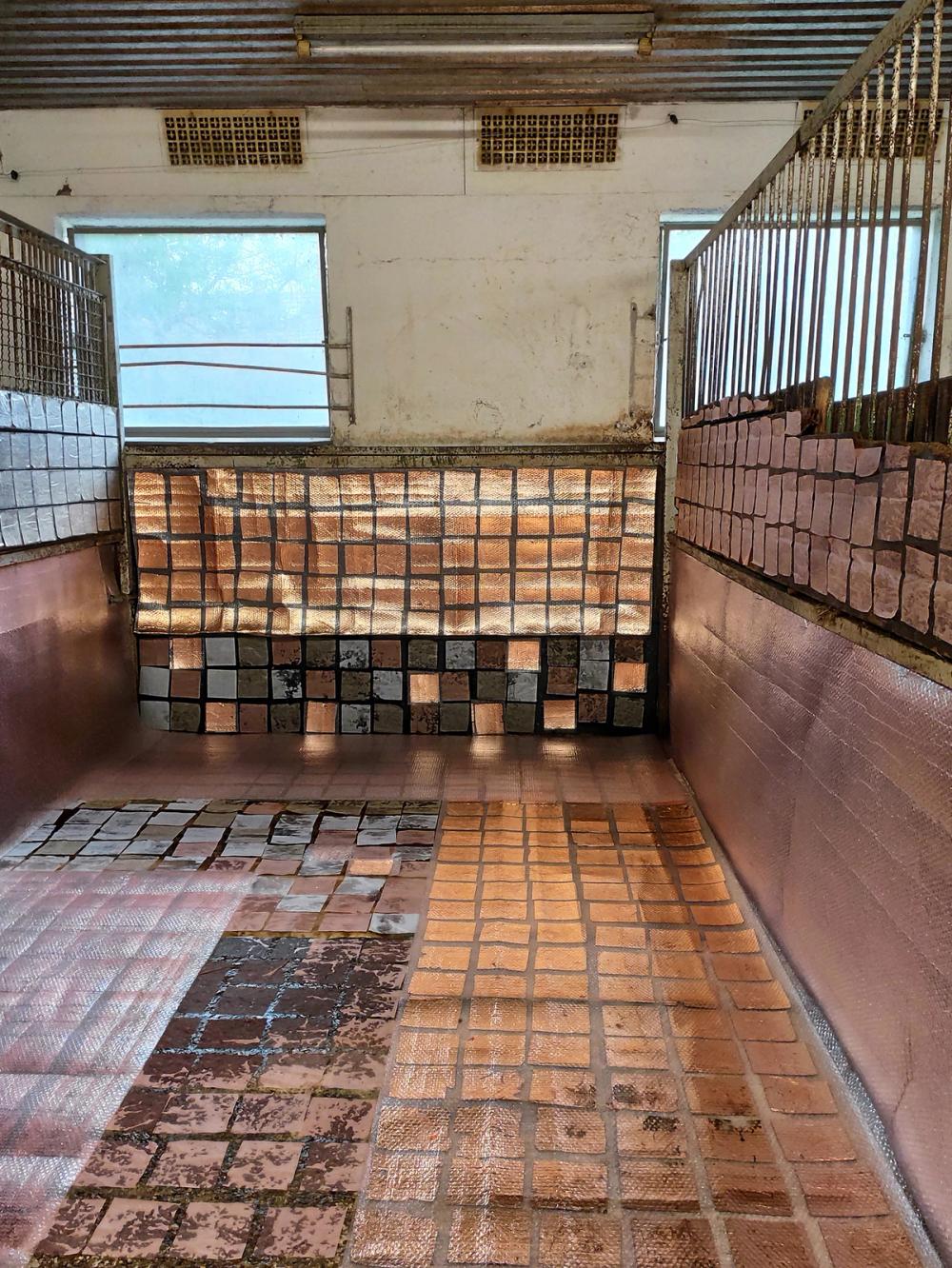 Photograph of the artwork skin room II, 2021, copper leaf on bubble wrap, 350×500 cm