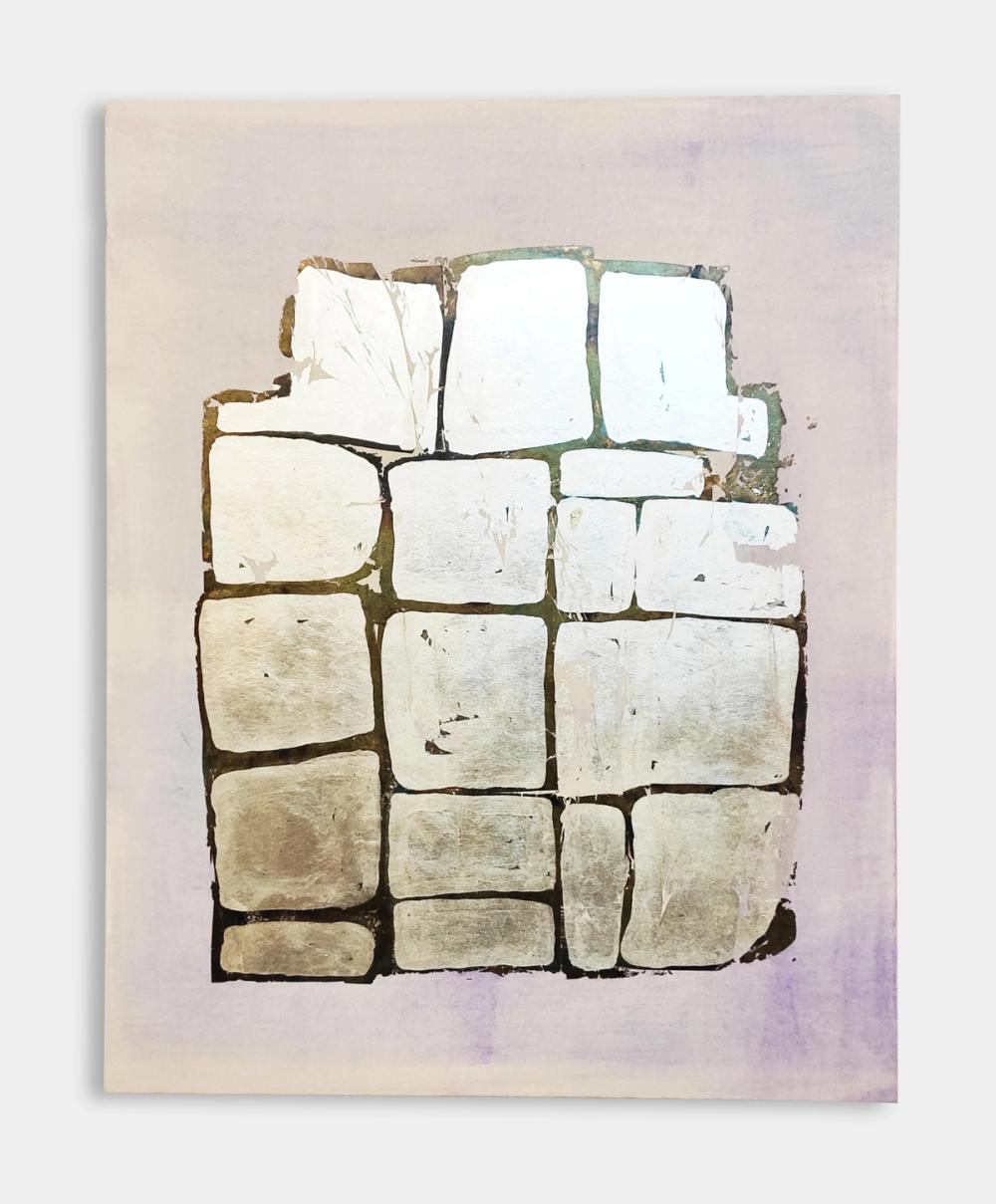 Photograph of the artwork stone telling, 2019, silver leaf and sulphur on shellac, 50×40 cm