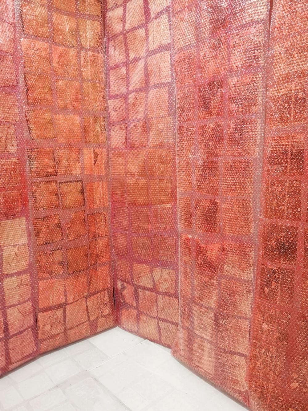 Photograph of the artwork skin room I, 2019, copper leaf on bubble wrap, 180×180 cm