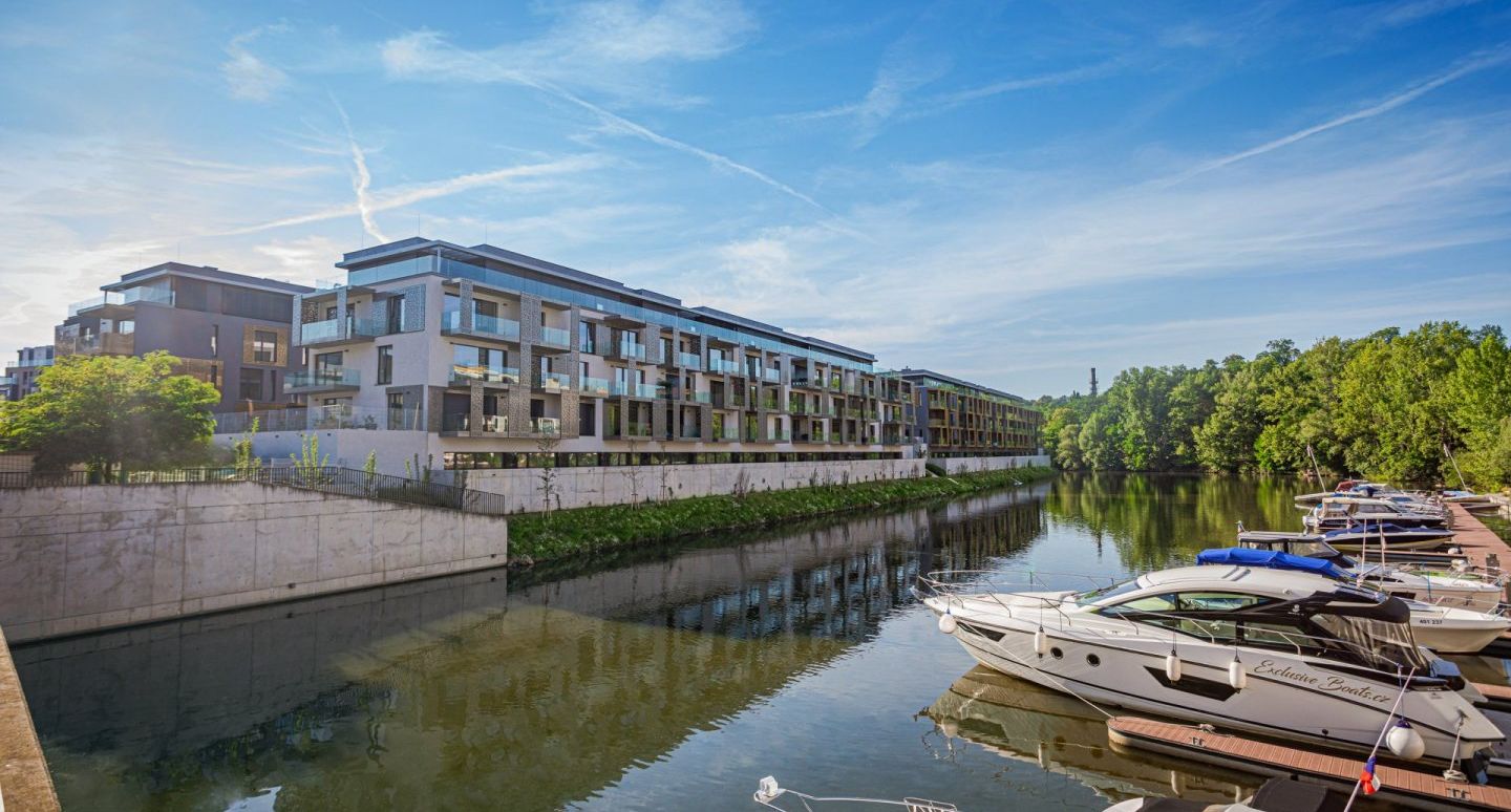a large glass building with the words les quatre temps on it