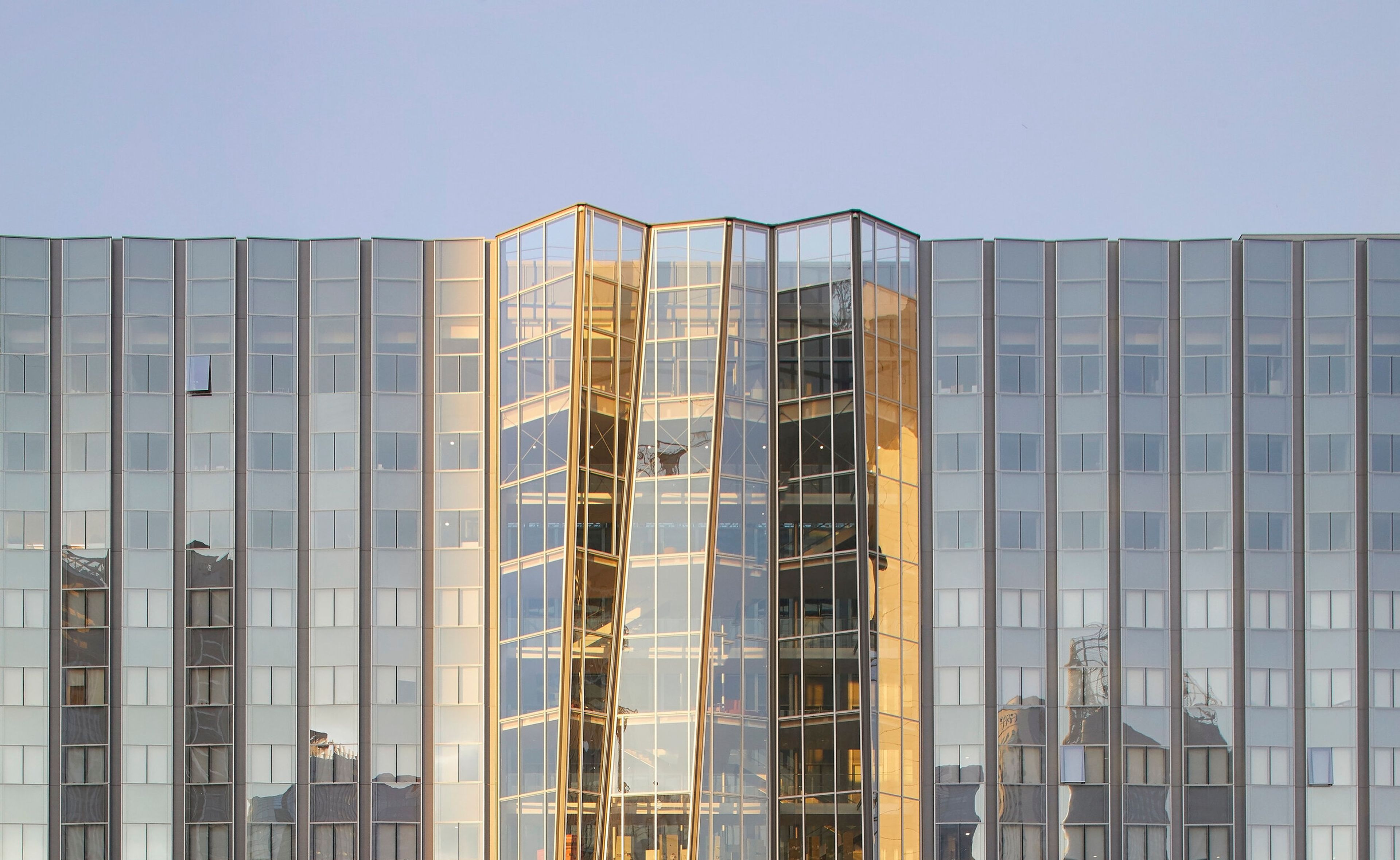 a large glass building with the words les quatre temps on it