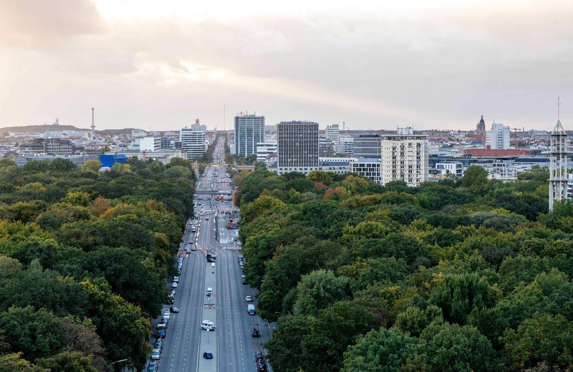 Aerial photograph showcasing modern Berlin cityscape with lush greenery and busy roads. (Foto: Nadine Ginzel / Pexels)