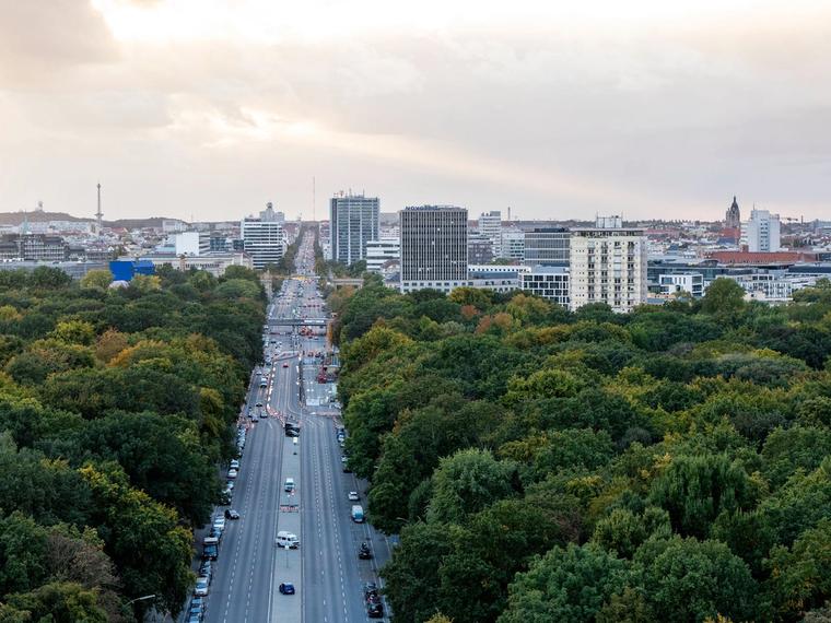 Aerial photograph showcasing modern Berlin cityscape with lush greenery and busy roads. (Foto: Nadine Ginzel / Pexels)