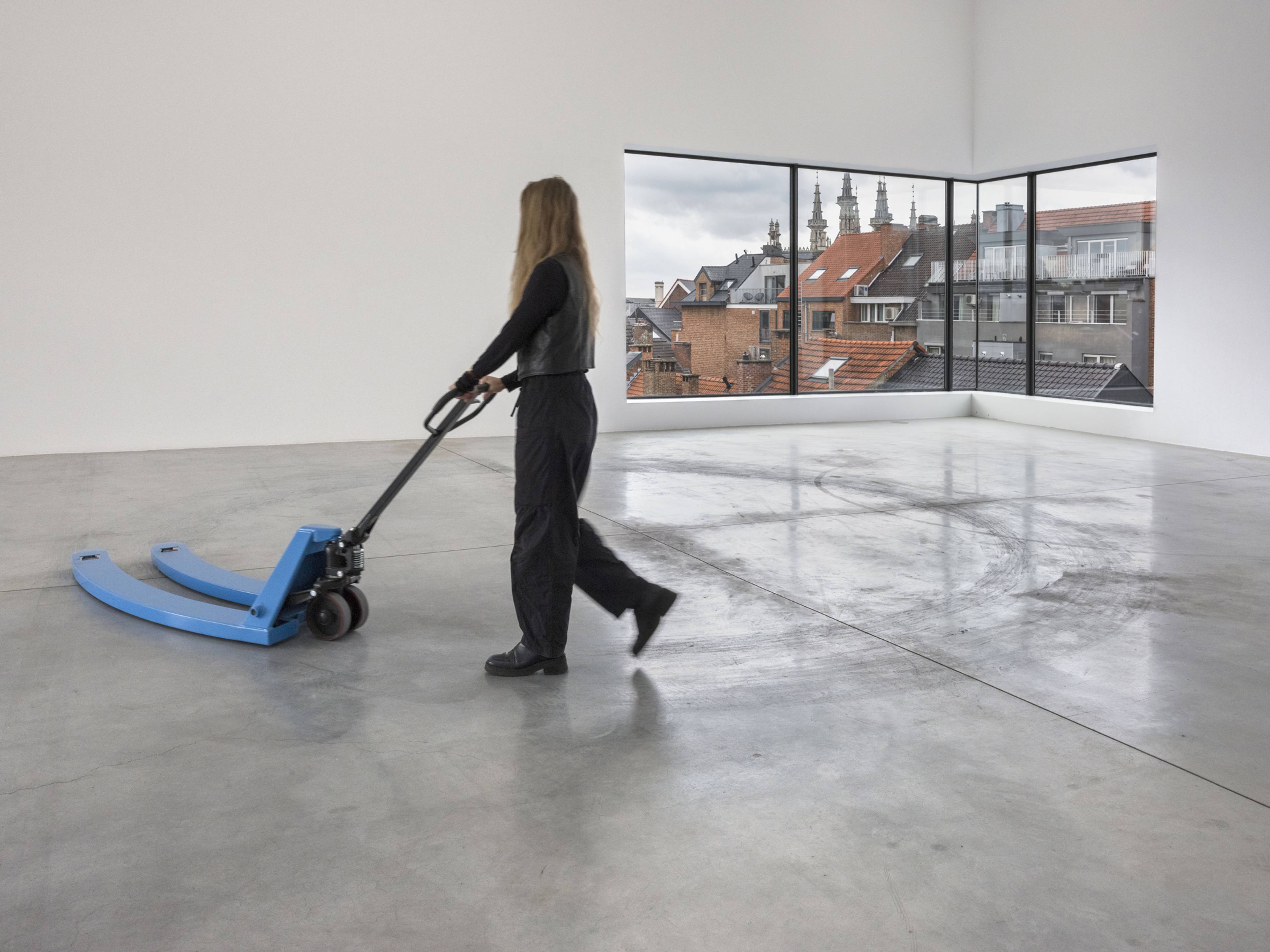 Alicja Kwade, Hubwagen, 2012/13