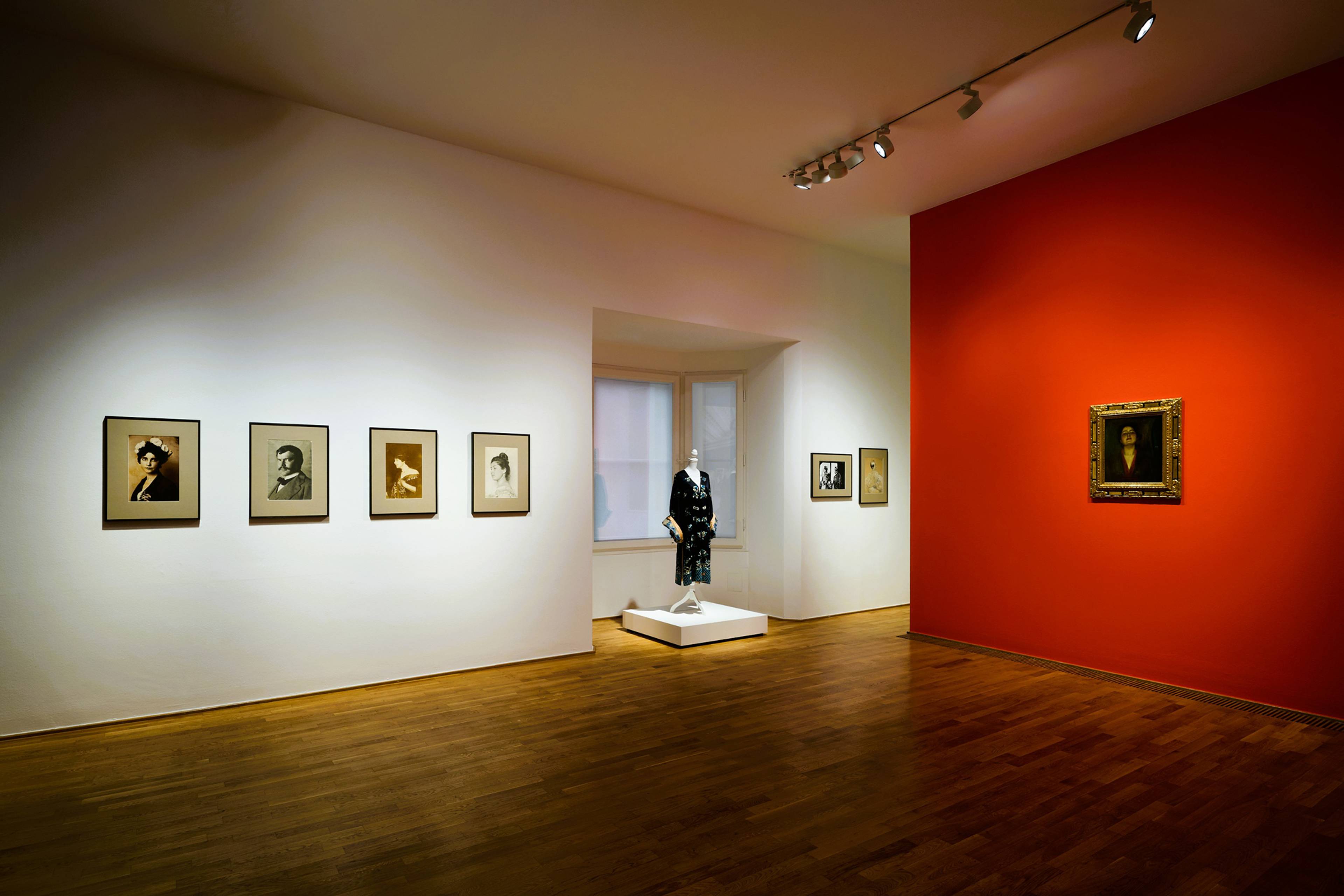 View of “Damenporträt à la japonaise,” Museum Villa Stuck, Munich, 2026