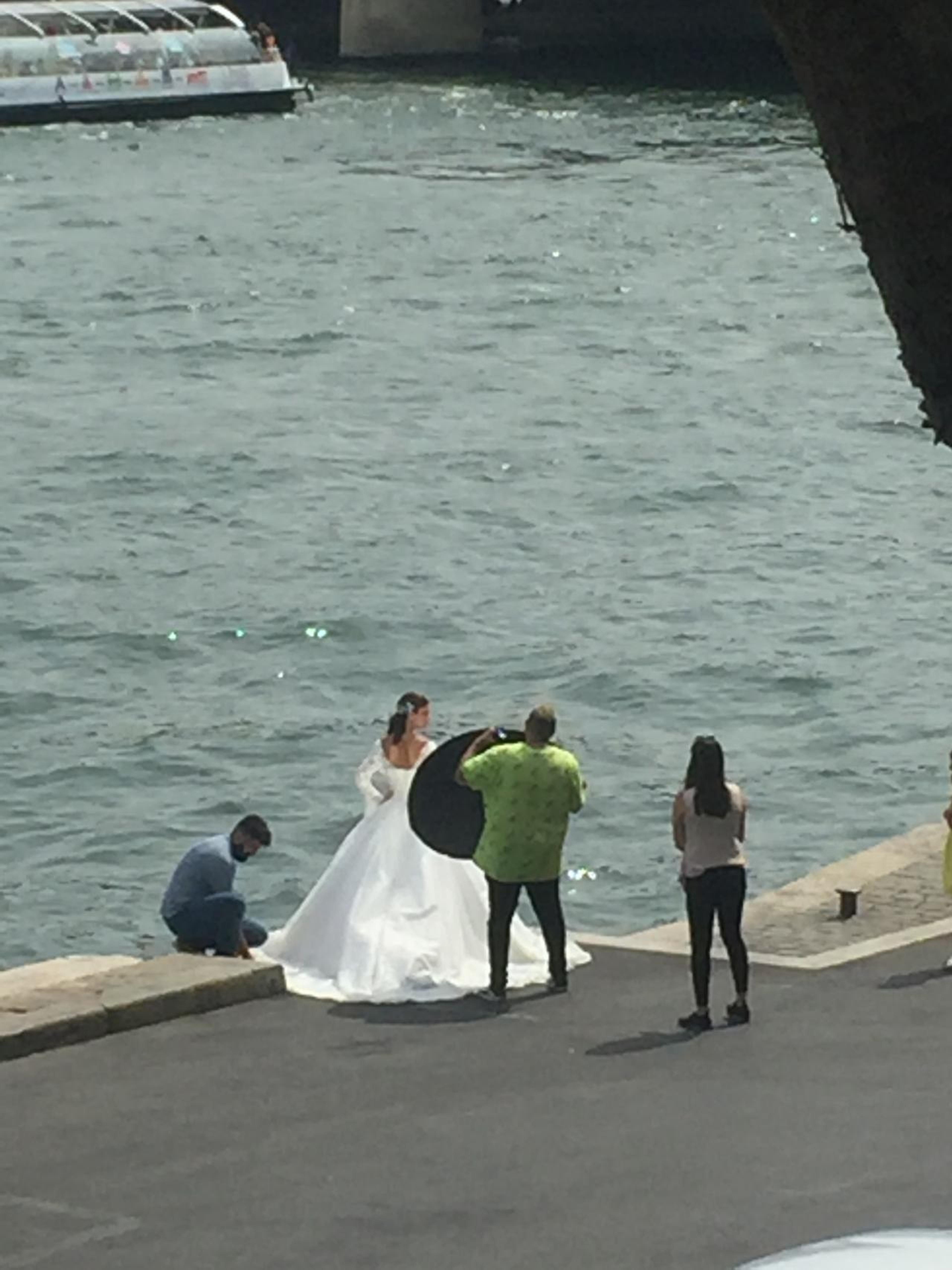 A bride on the Seine