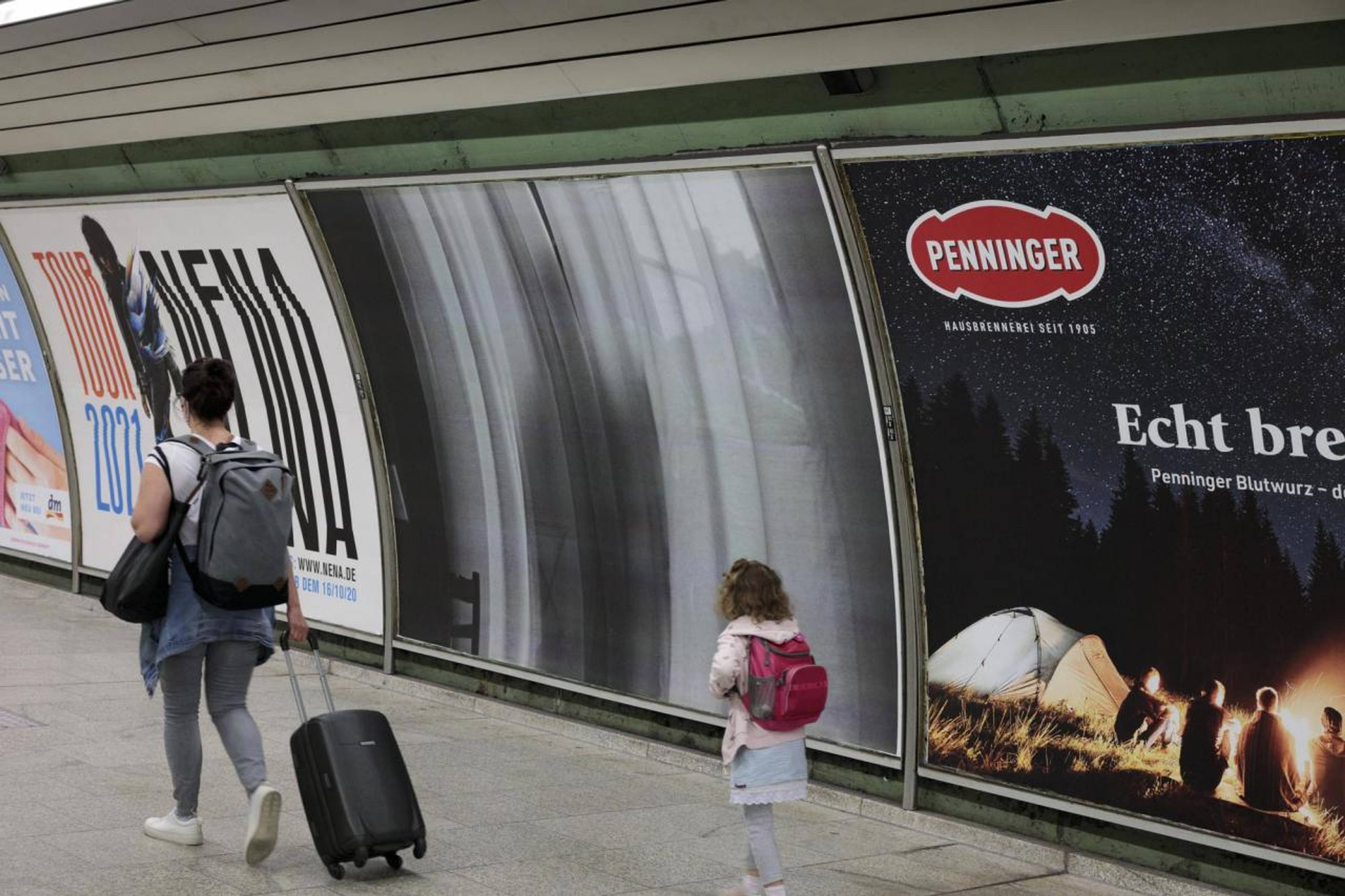 Félix González-Torres, Untitled , 1992, Offset print on paper/billboard, installation at Odeonsplatz/connecting corridor U 6/5; Courtesy of The Félix González-Torres Foundation; Photo: Thomas Dashuber