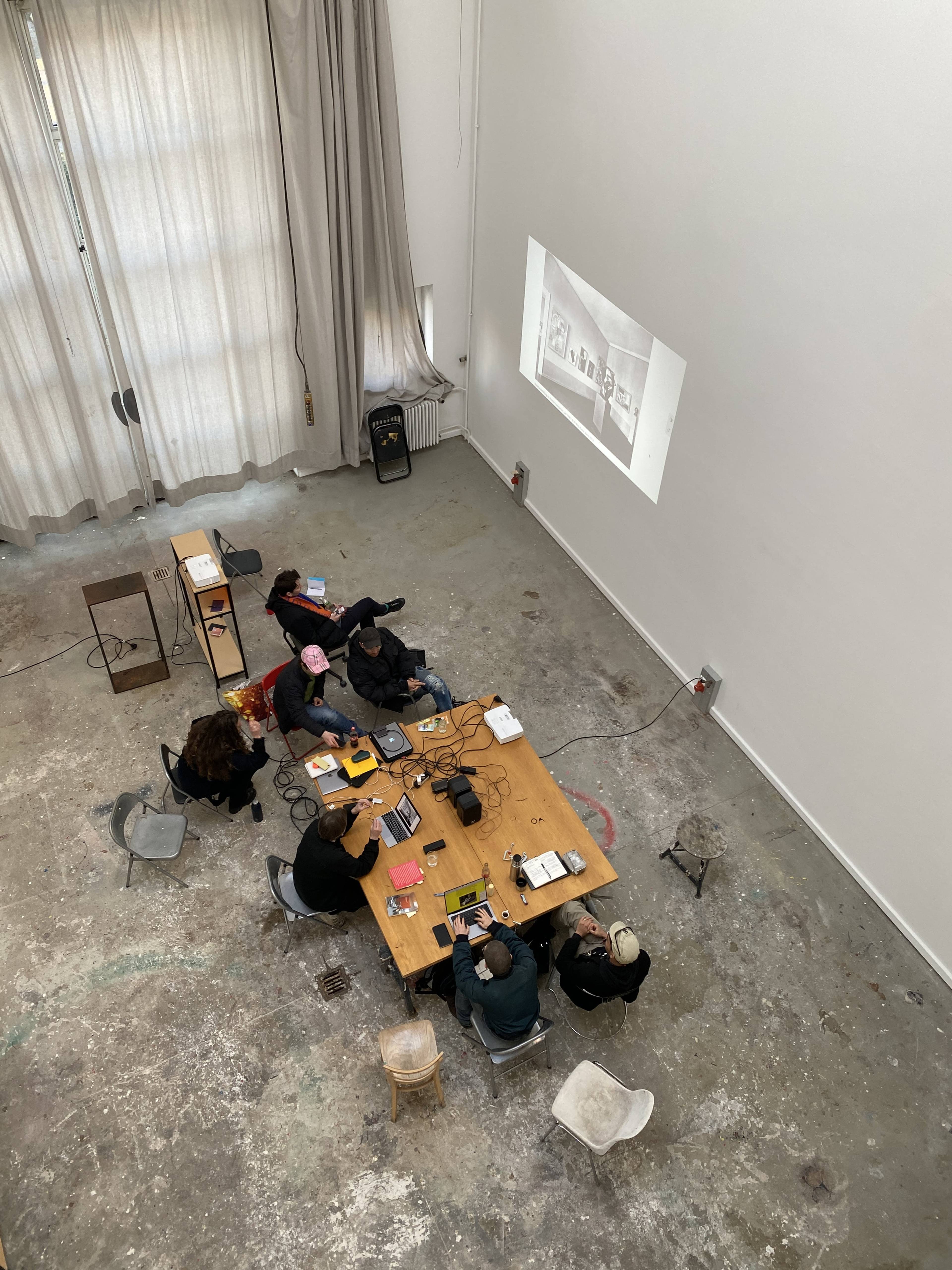 Scene from the seminar “Theory & Display” with Christian Kobald, 2023/24