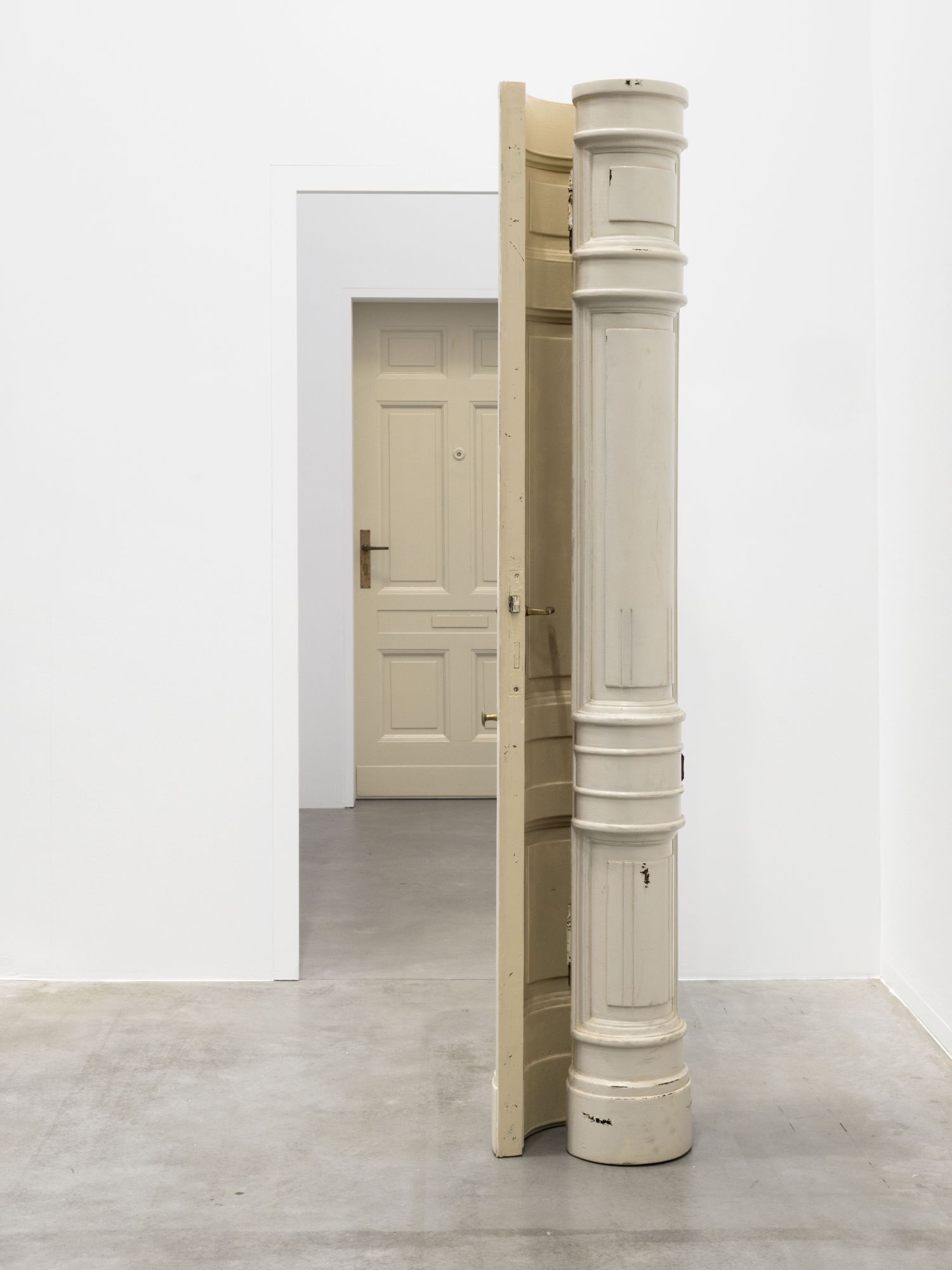 Alicja Kwade, Eadem Mutata Resurgo, 2014