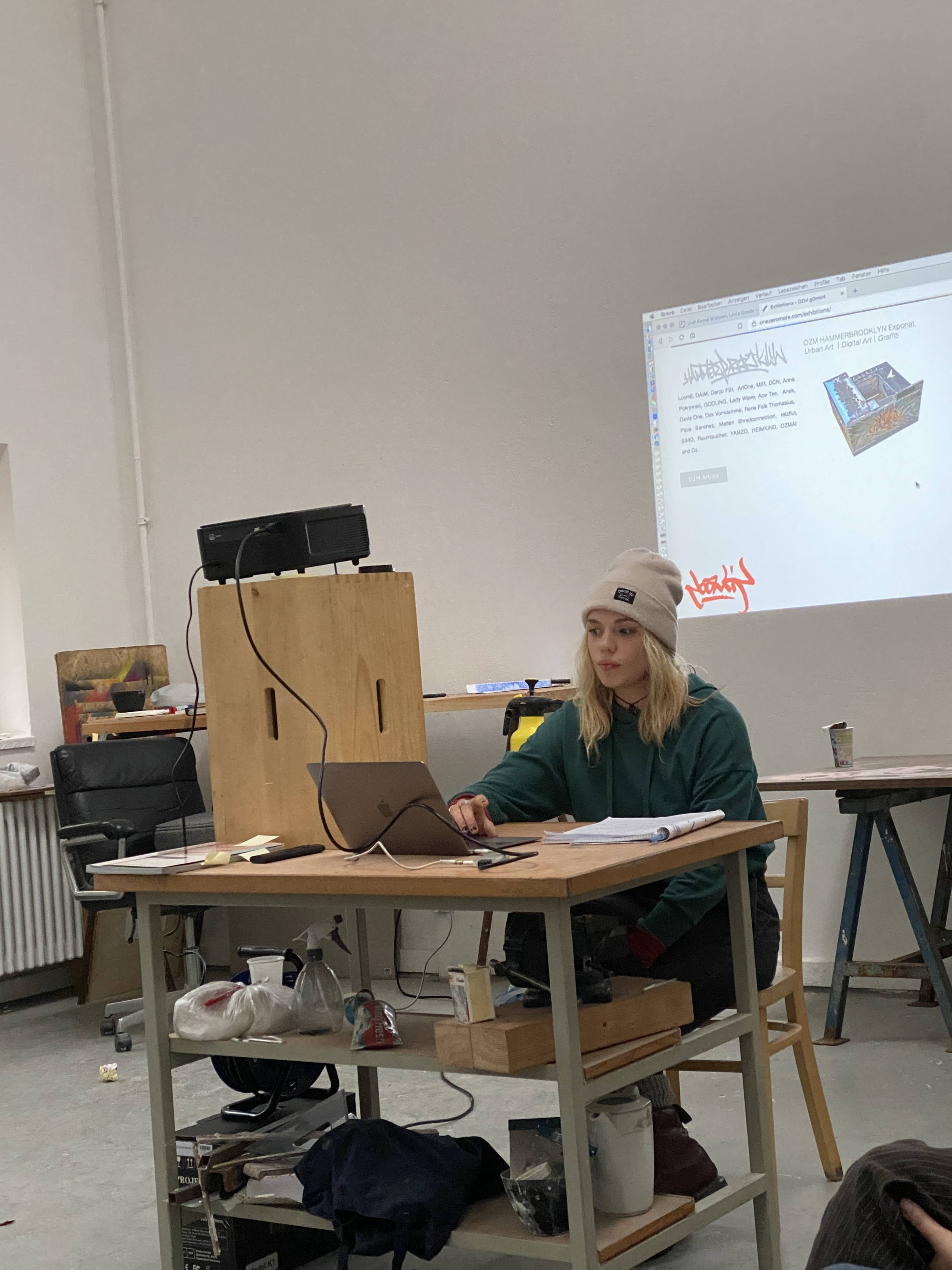 Scene from the seminar “Theory & Display” with Christian Kobald, 2023/24