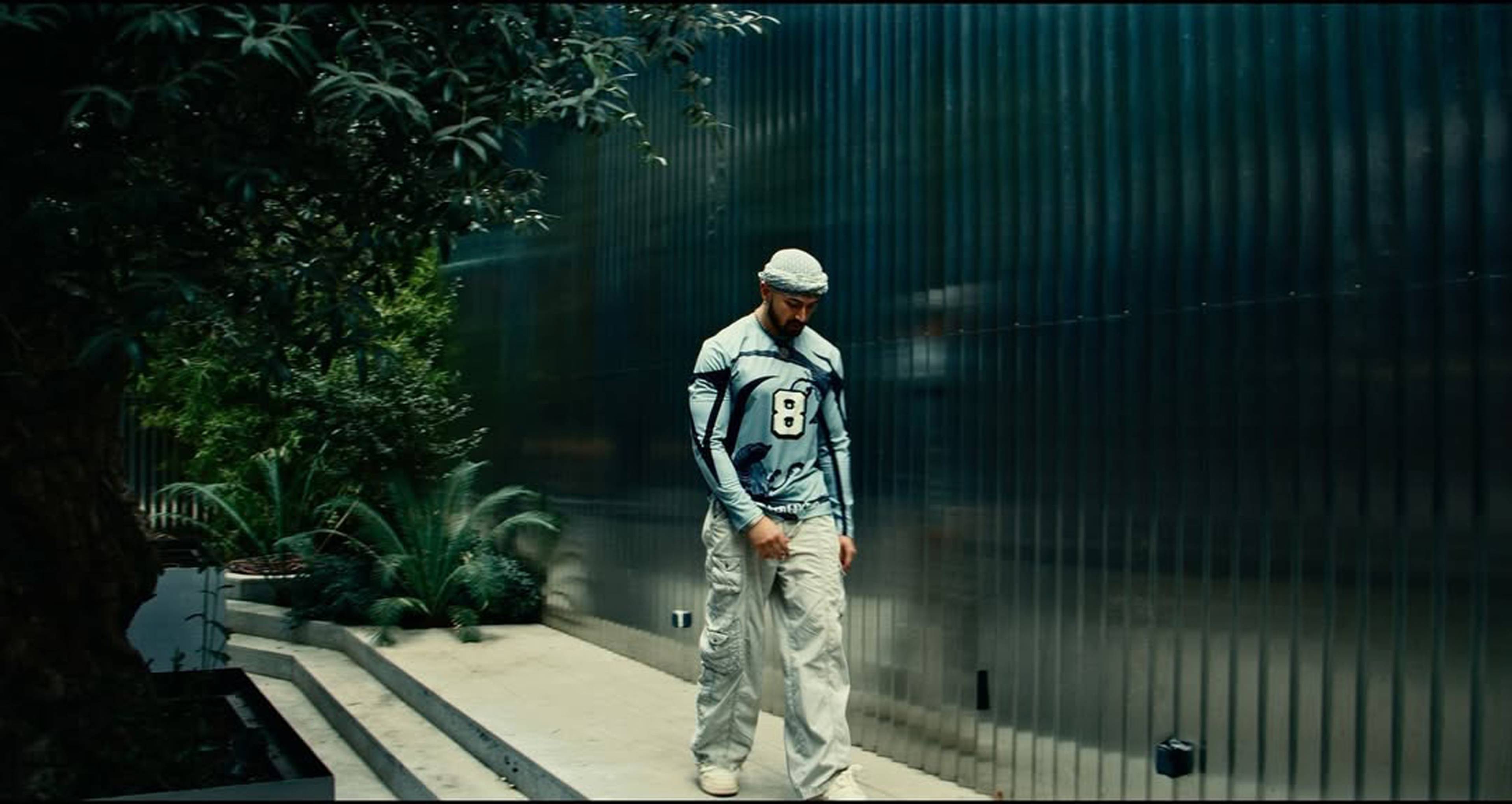 @lucamaxiim wearing the grey Infinity Jersey from Children of Khan