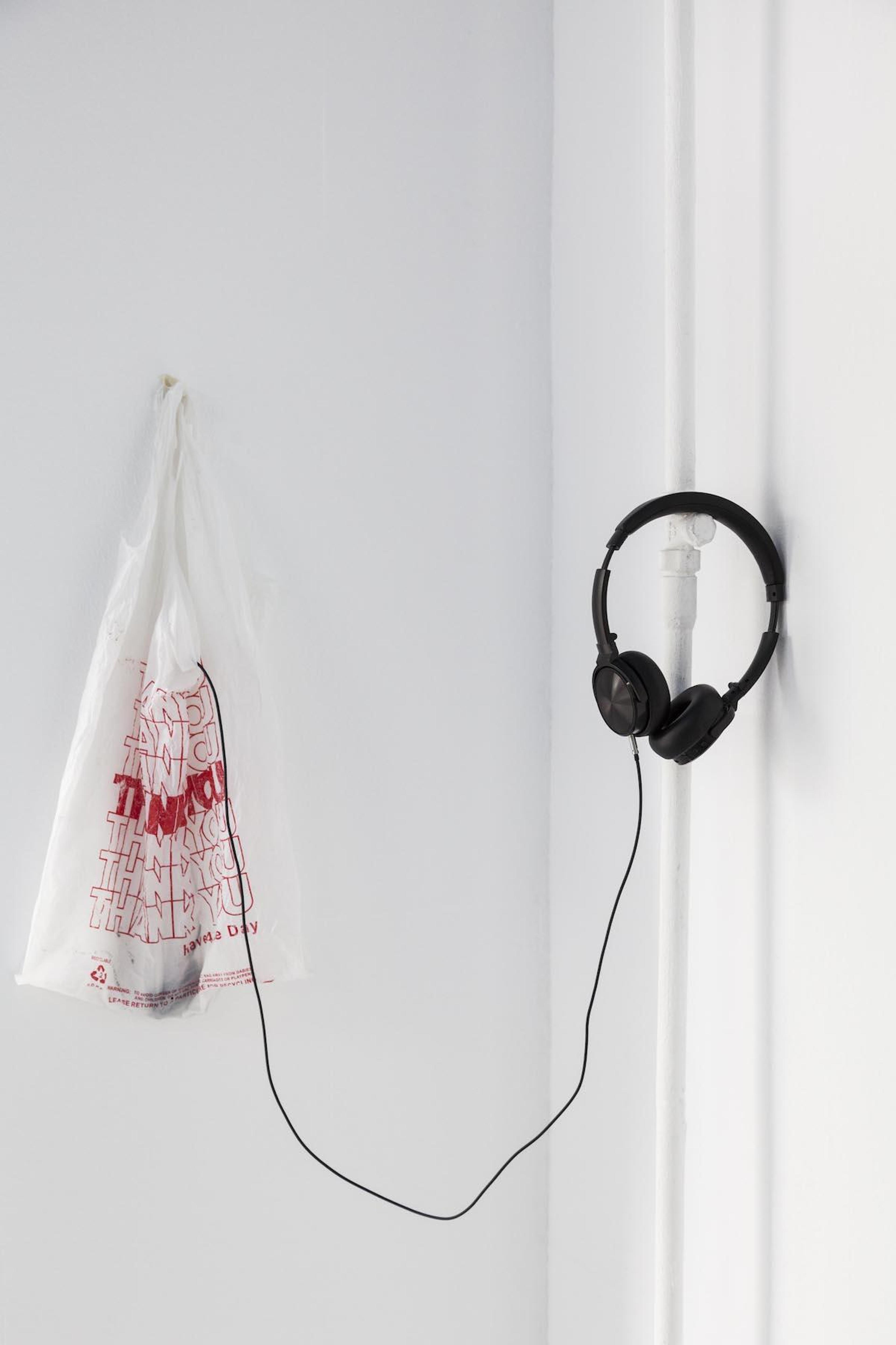 Noele Ody Thank You, Fuck You, 2012, Plastic bag &bdquo;Thank You&ldquo;, Mp3 player with looped song, headphones