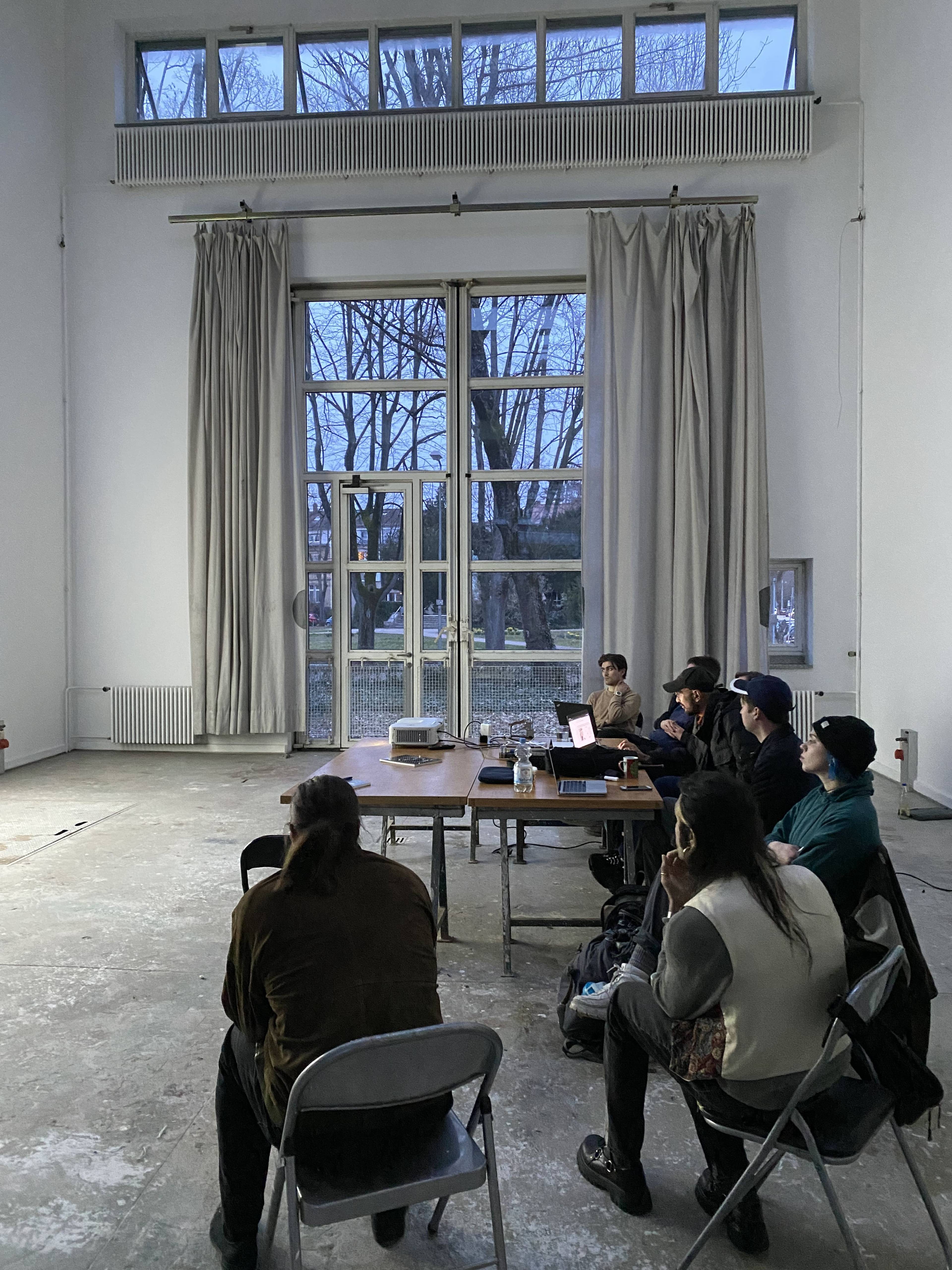 Scene from the seminar “Theory & Display” with Christian Kobald, 2023/24