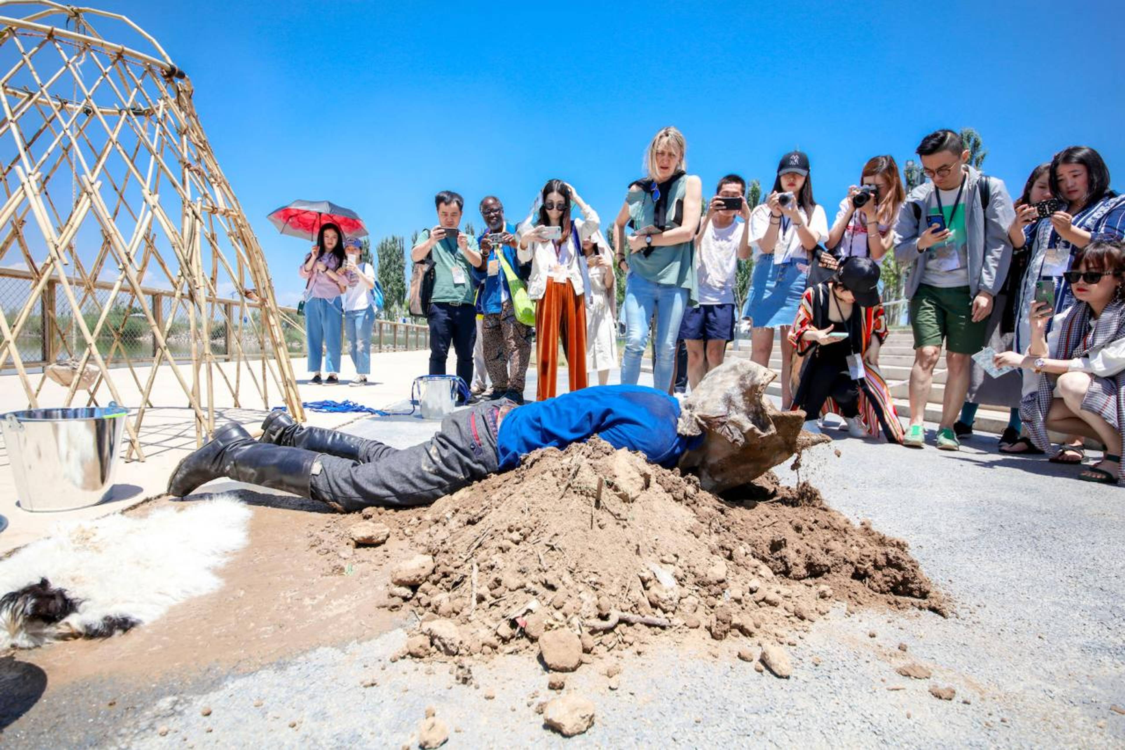 Performance by Enkhbold Togmidshiirev &copy; Photo: Courtesy the Yinchuan Biennale