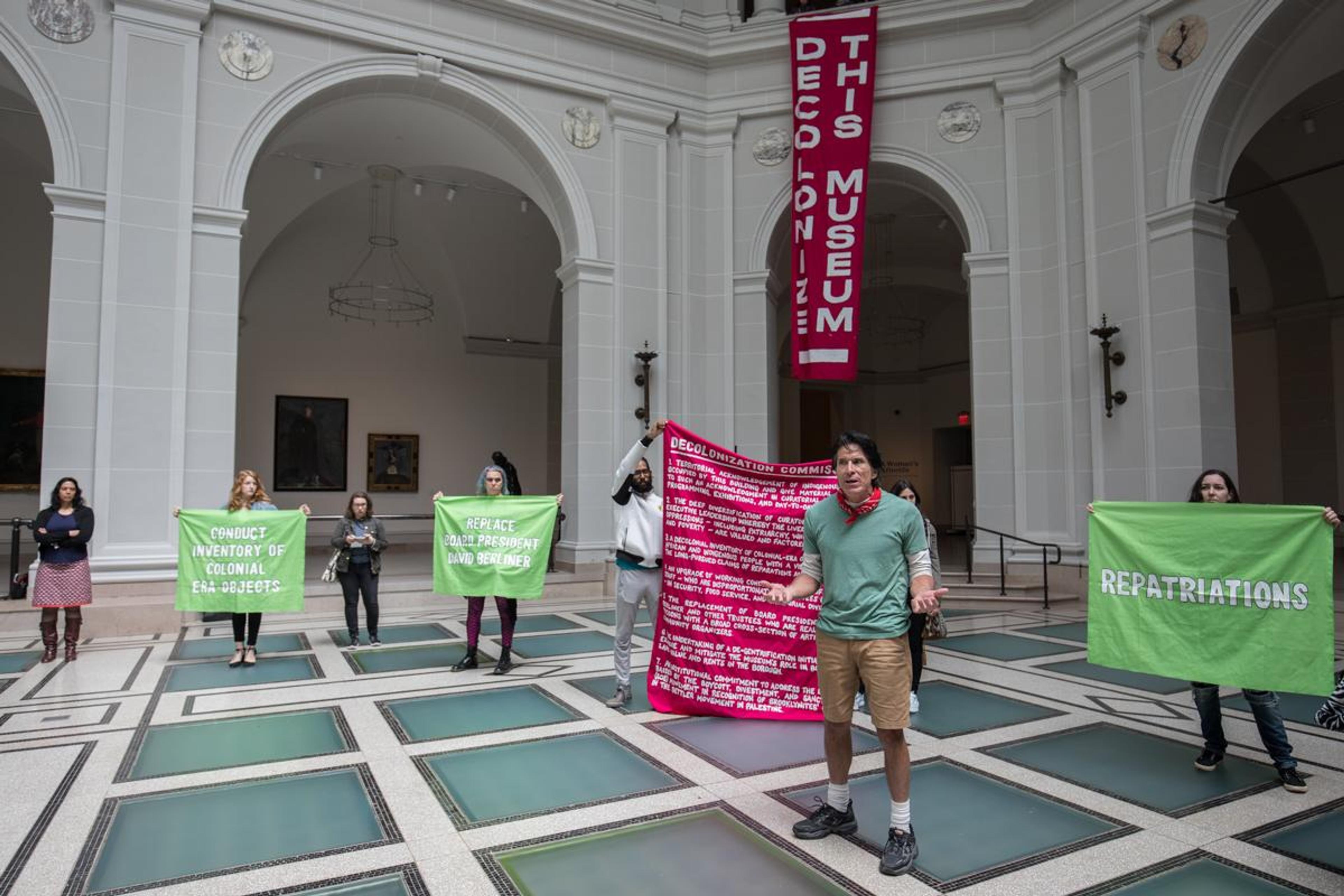 &quot;Decolonize This Place&quot;-Proteste im Brooklyn Museum, unter anderem hervorgerufen durch Ernennung von Kristen Windmuller-Luna als Kuratorin für die afrikanische Sammlung