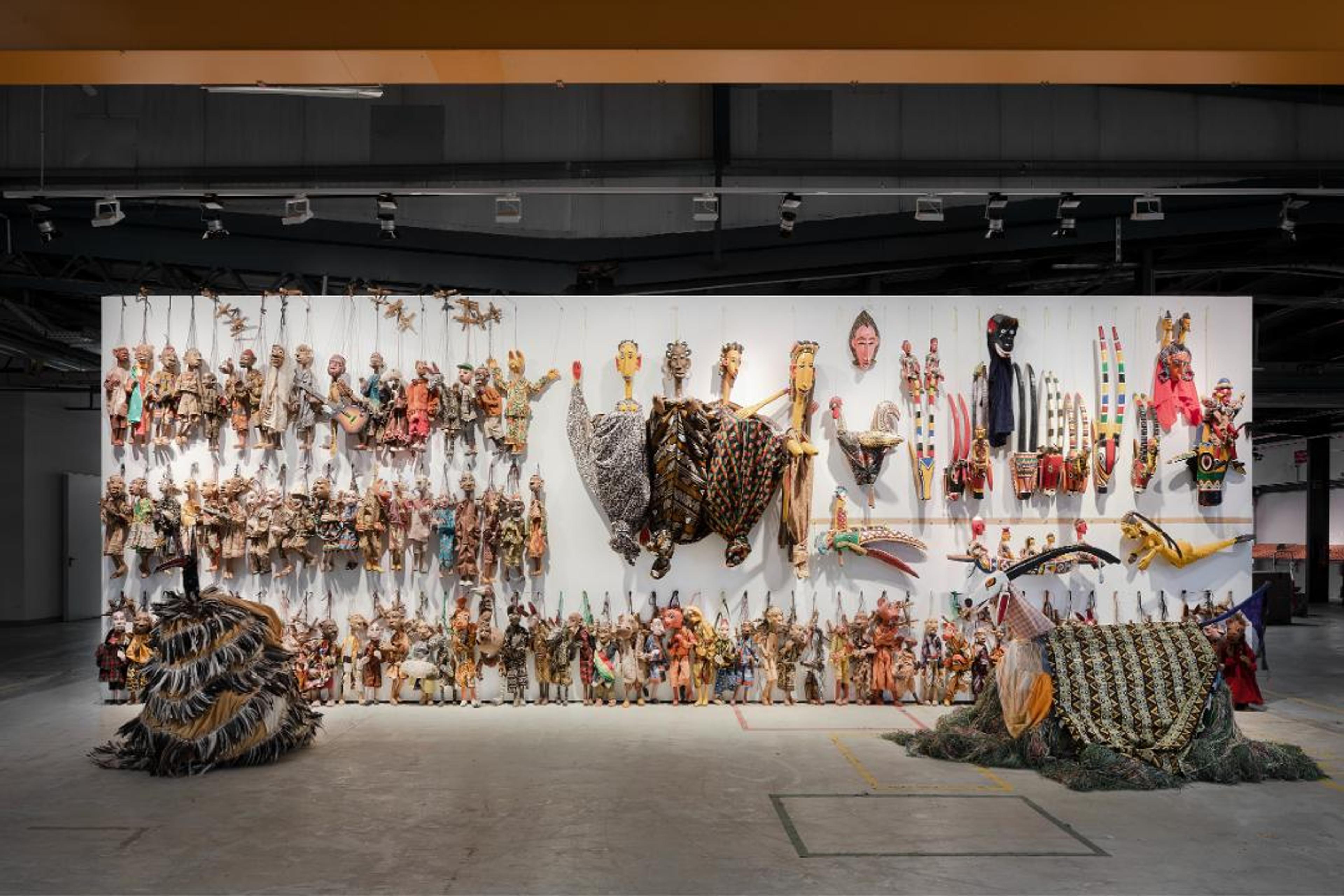 Fondation Festival sur le Niger, Yaya Coulibaly, The Wall of Puppets , 2022. Installation view, documenta 15, 2022. Photo: Maja Wirkus