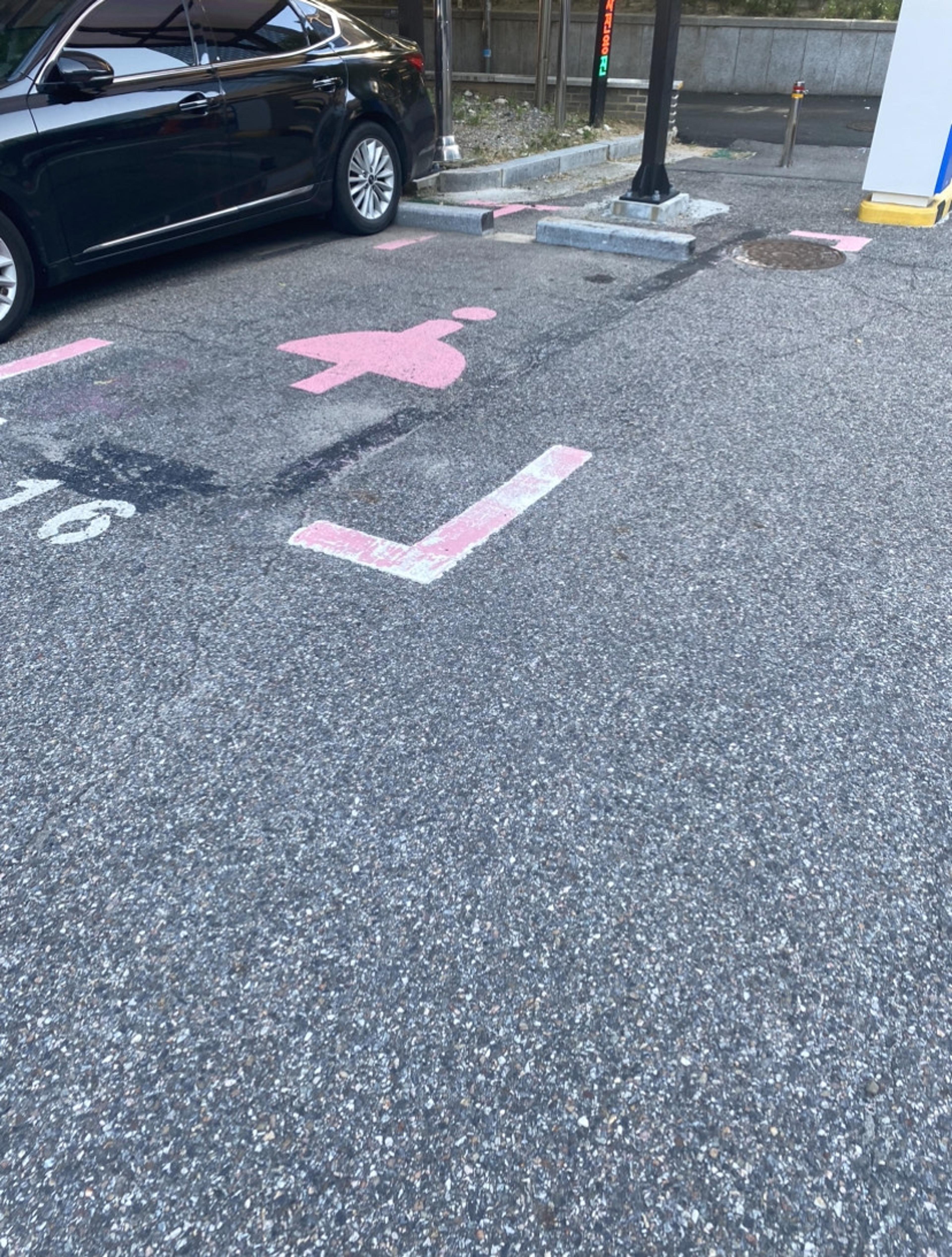 Parking space reserved for women drivers in Seoul