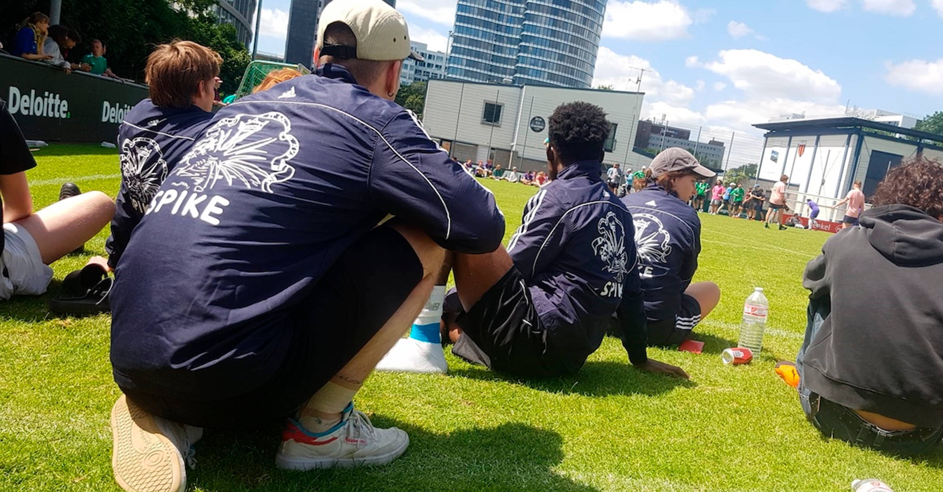 Team of the Karlsruhe Art Academy on a green pitch, dressed in SPIKE jackets, before the match