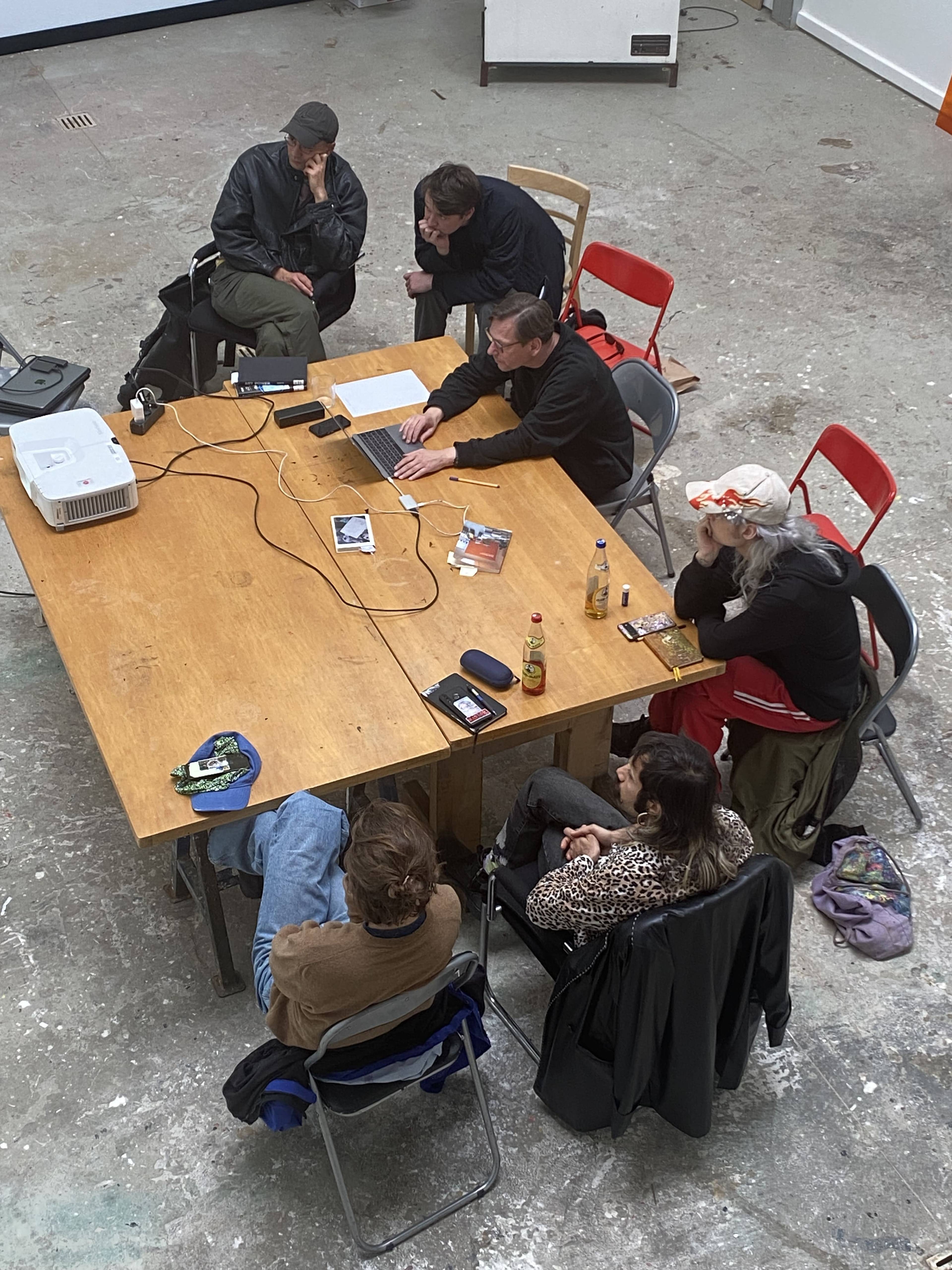 Scene from the seminar “Theory & Display” with Christian Kobald, 2023/24