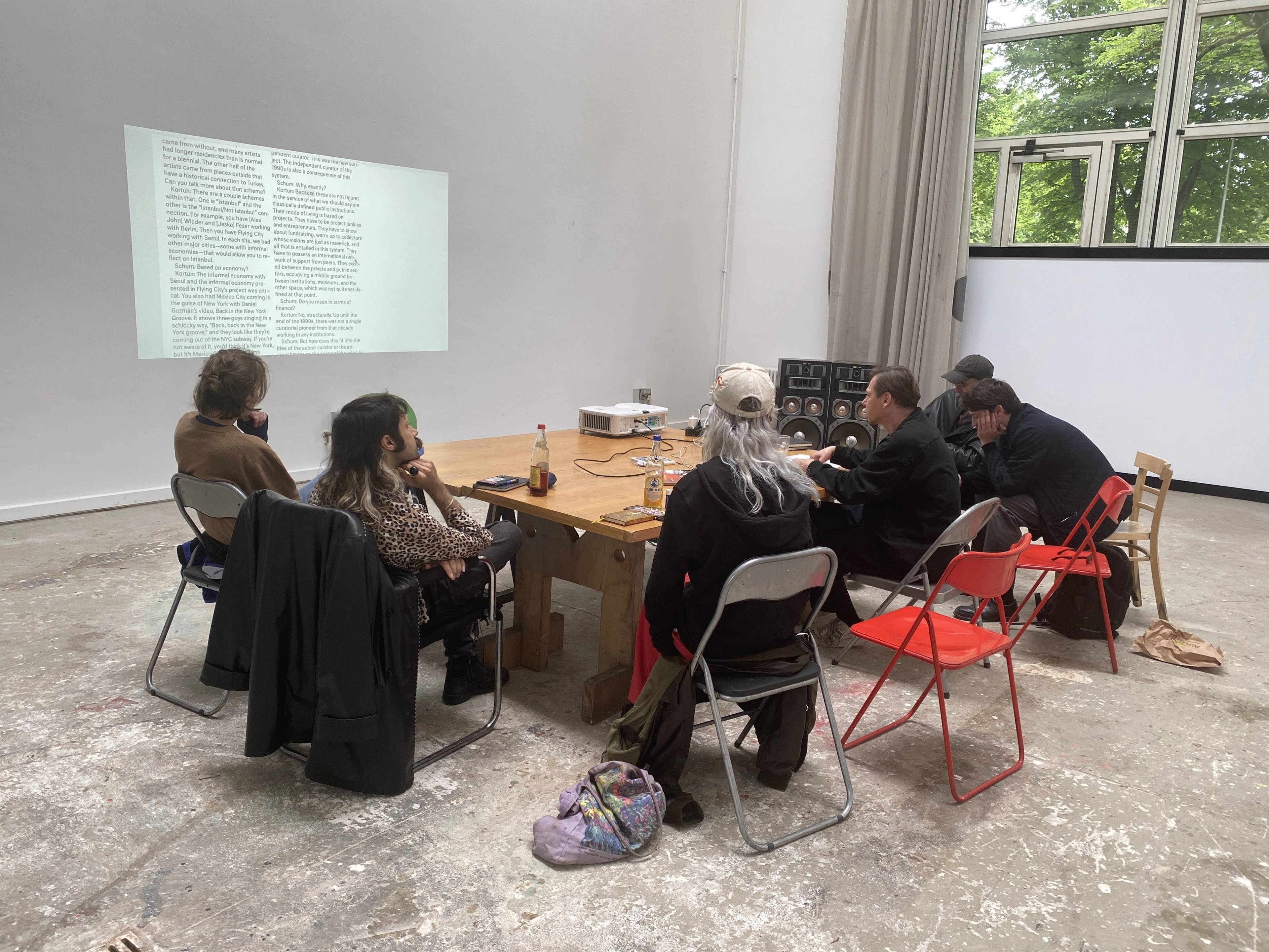 Scene from the seminar “Theory & Display” with Christian Kobald, 2023/24