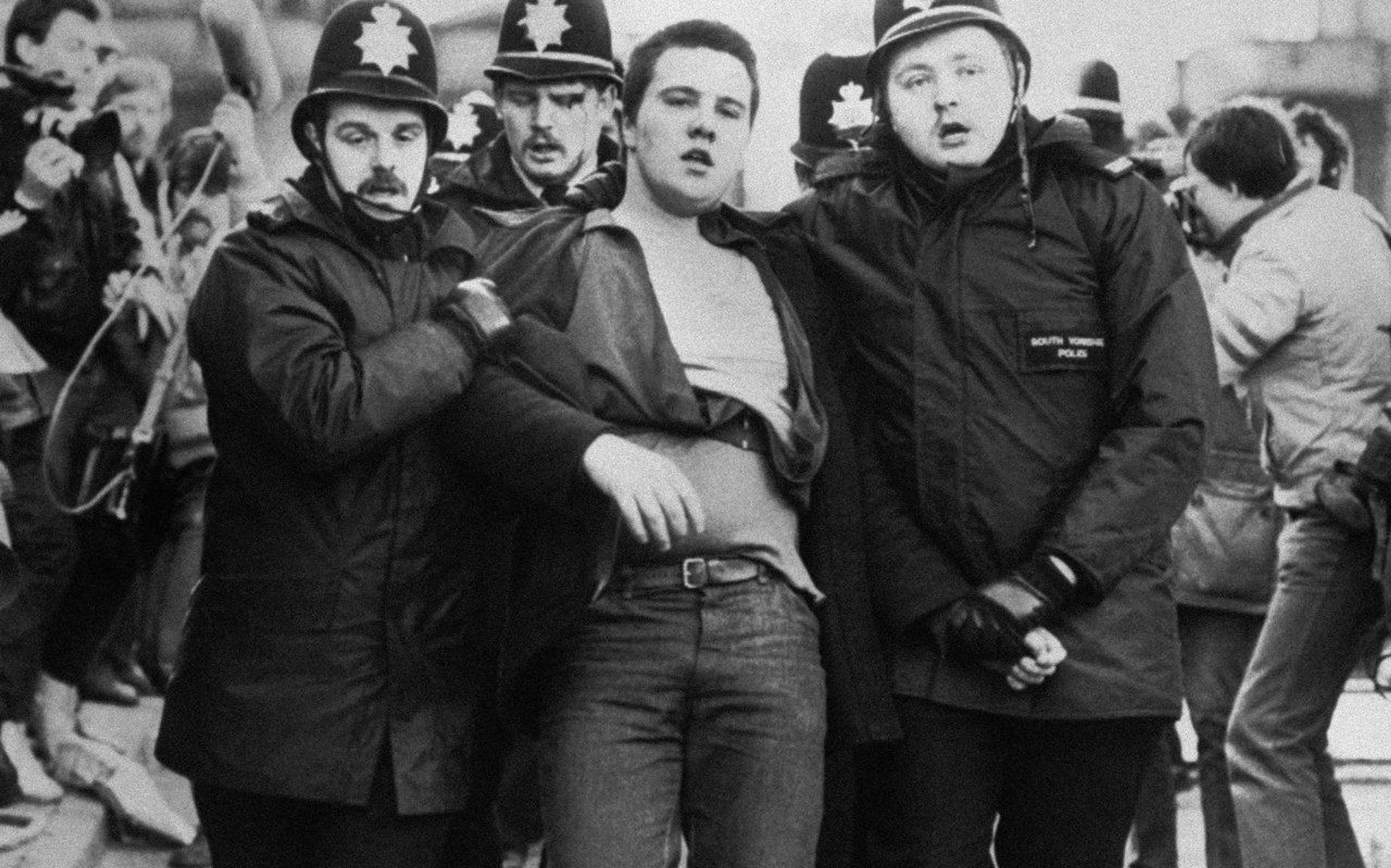 Image of the Battle of Orgreave, a violent confrontation between police and pickets during the 1984-85 UK miner&#39;s strike in Oregreave, Yorkshire, UK