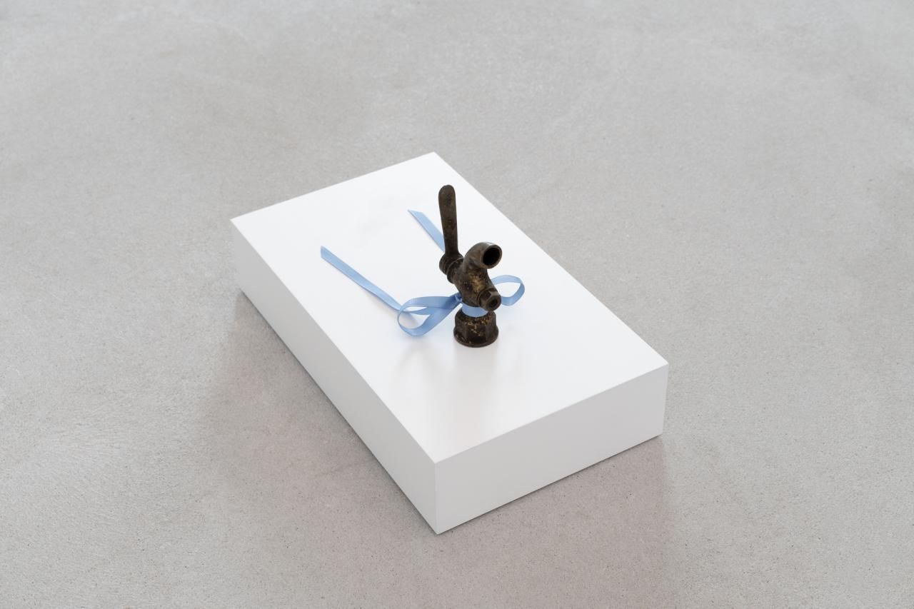 Rhea Dillon, She was washing dishes. Her small back hunched over the sink—a winged but grounded bird, intent on the blue void it could not reach, 2023, brass and polyester, 21 x 9 x 12.5 cm