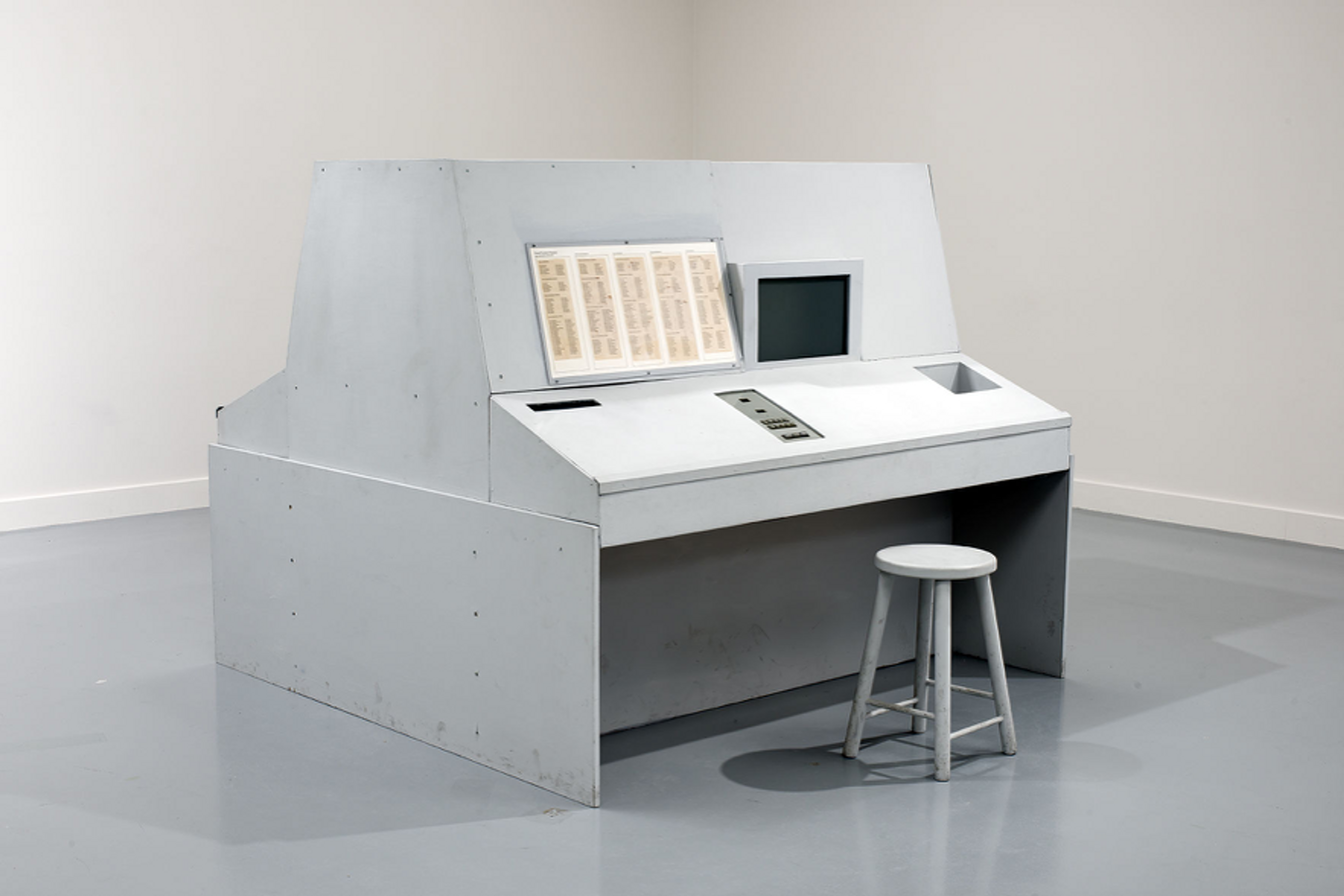 Stephen Willats, Meta Filter (1975) wood case, with electronics and slide projector mounted inside; Perspex screens on each side of case; Problem Book used by operators, 152.5 &times; 183 &times; 152.5 cm, Museé d&rsquo;art contemporain de Lyon