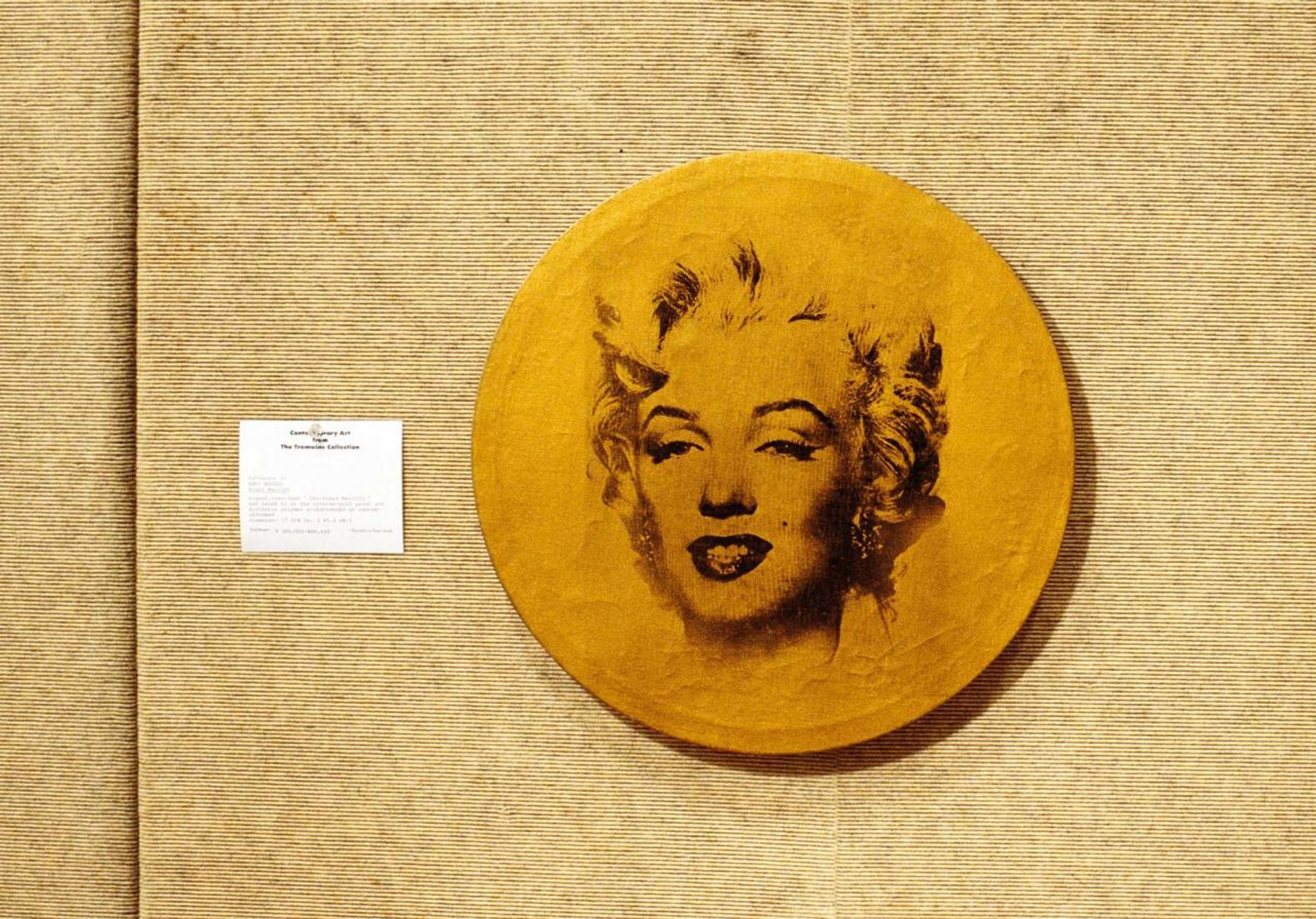 Louise Lawler, Does Marilyn Monroe Make You Cry?, 1988, silver dye bleach print with text on Plexiglas wall label, image: 69 x 99 cm; label: 11 x 16 cm