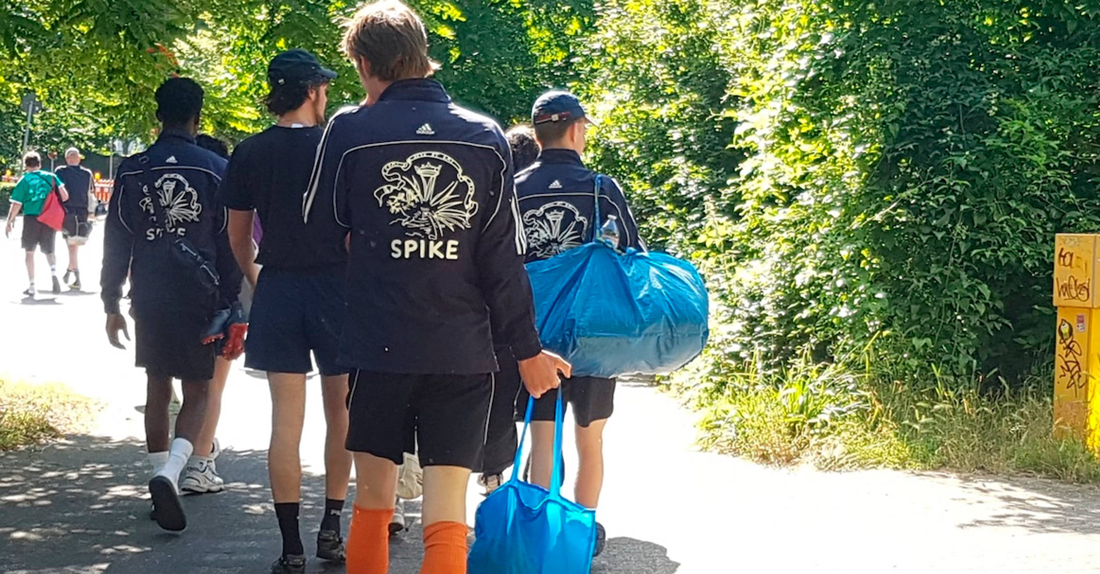 Team of the Karlsruhe Art Academy on the way to the match, dressed in SPIKE jackets