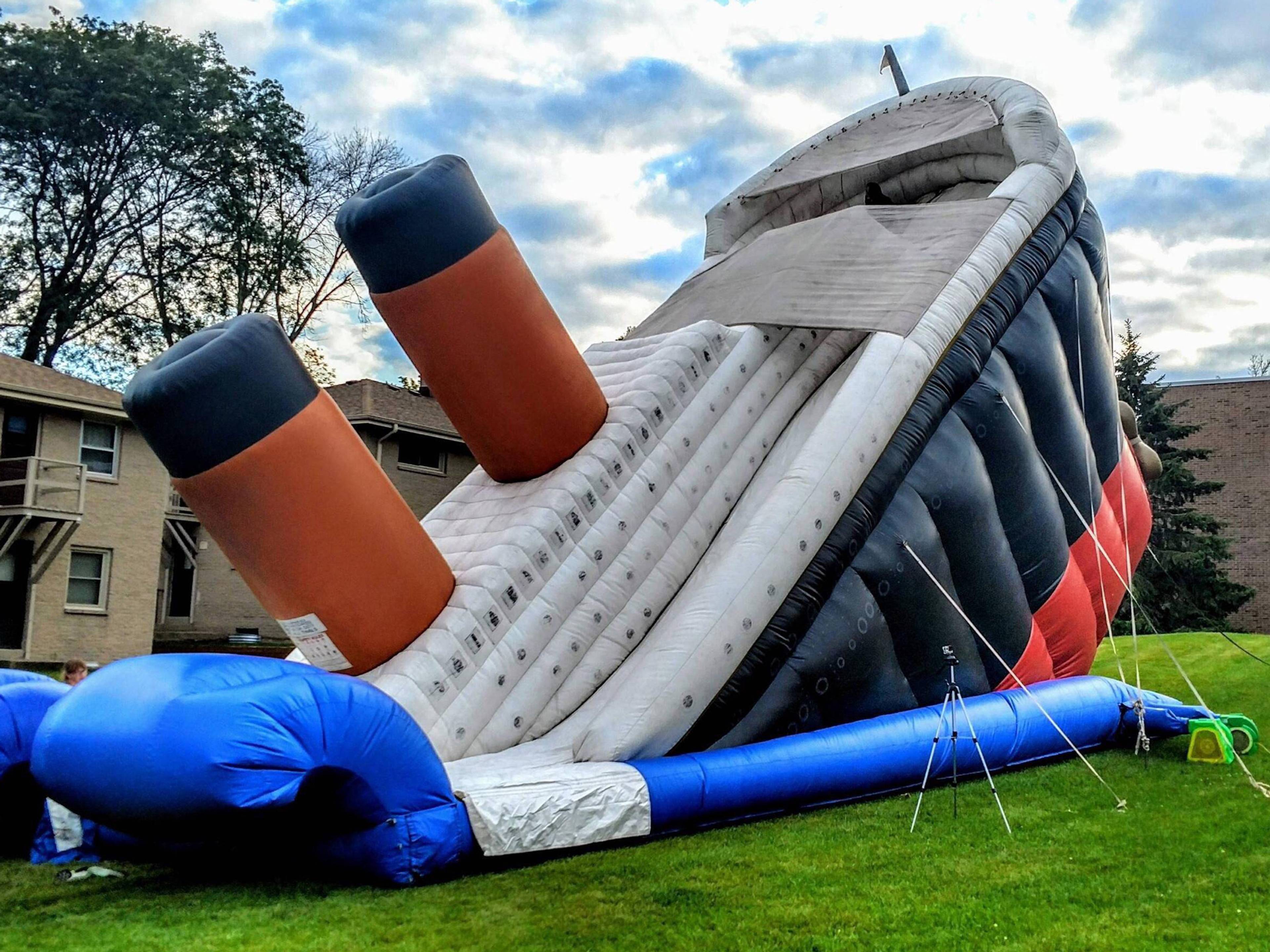 11-meter Titanic inflatable slide