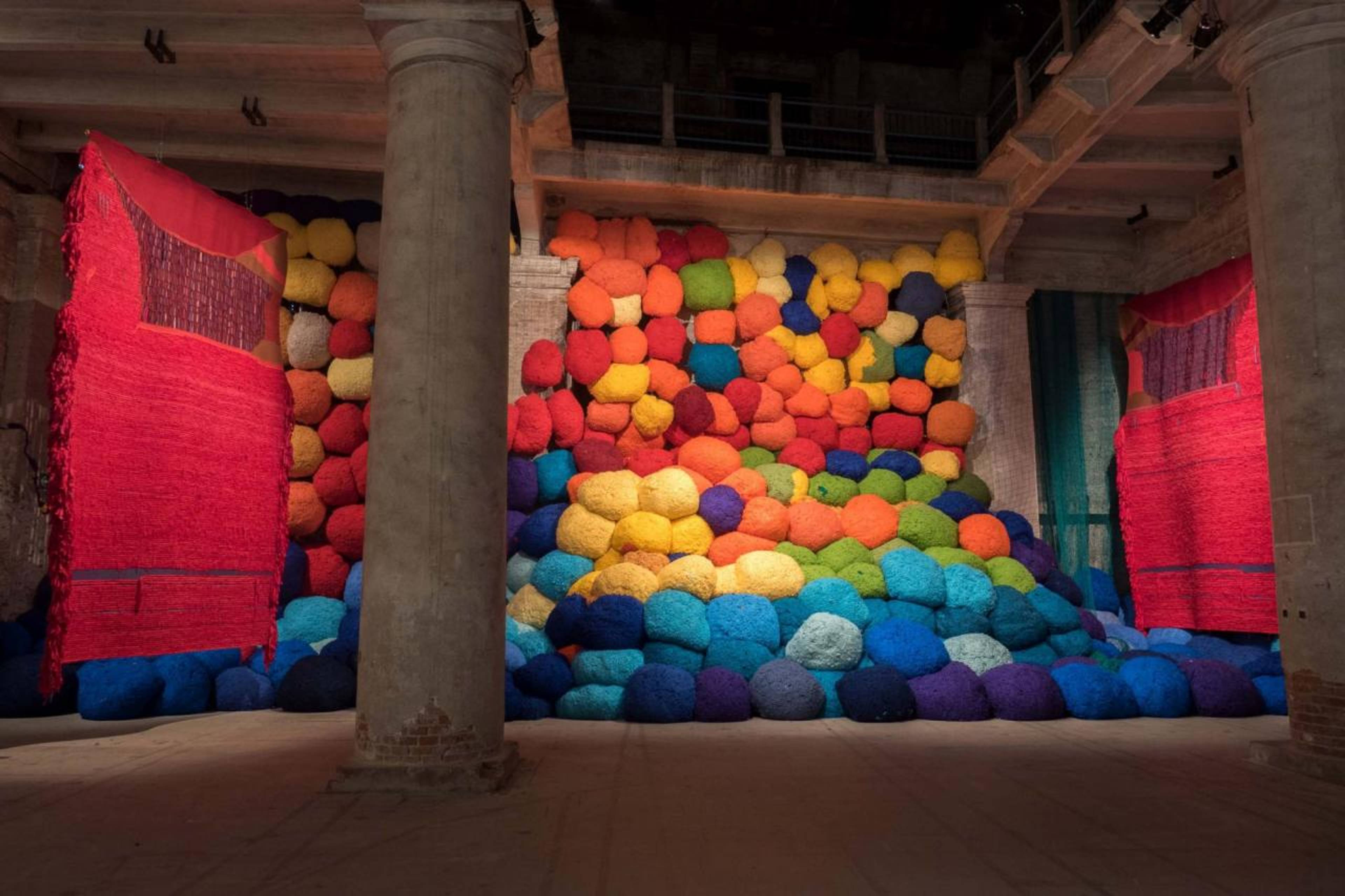 Sheila Hicks,  Escalade Beyond Chromatic Lands , 2017 Installation view, Arsenale, Venice Biennale Photo: Cristobal Zanartu &copy; VG Bild-Kunst